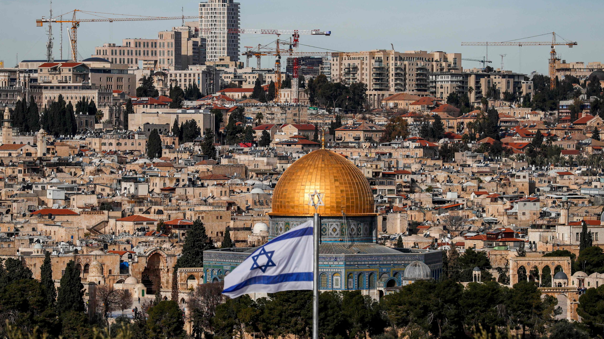 Eine israelische Fahne weht über Jerusalem - der Felsendom ist gut zu erkennen. | Bildquelle: AFP