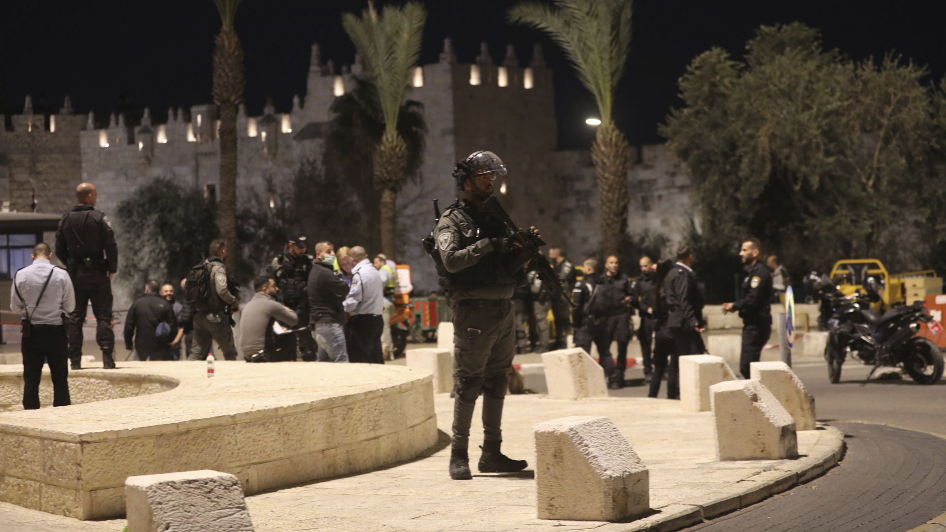 Nach einem Messerangriff eines Palästinensers steht ein israelischer Polizist in Jerusalem nahe des Damaskus-Tors. | AP