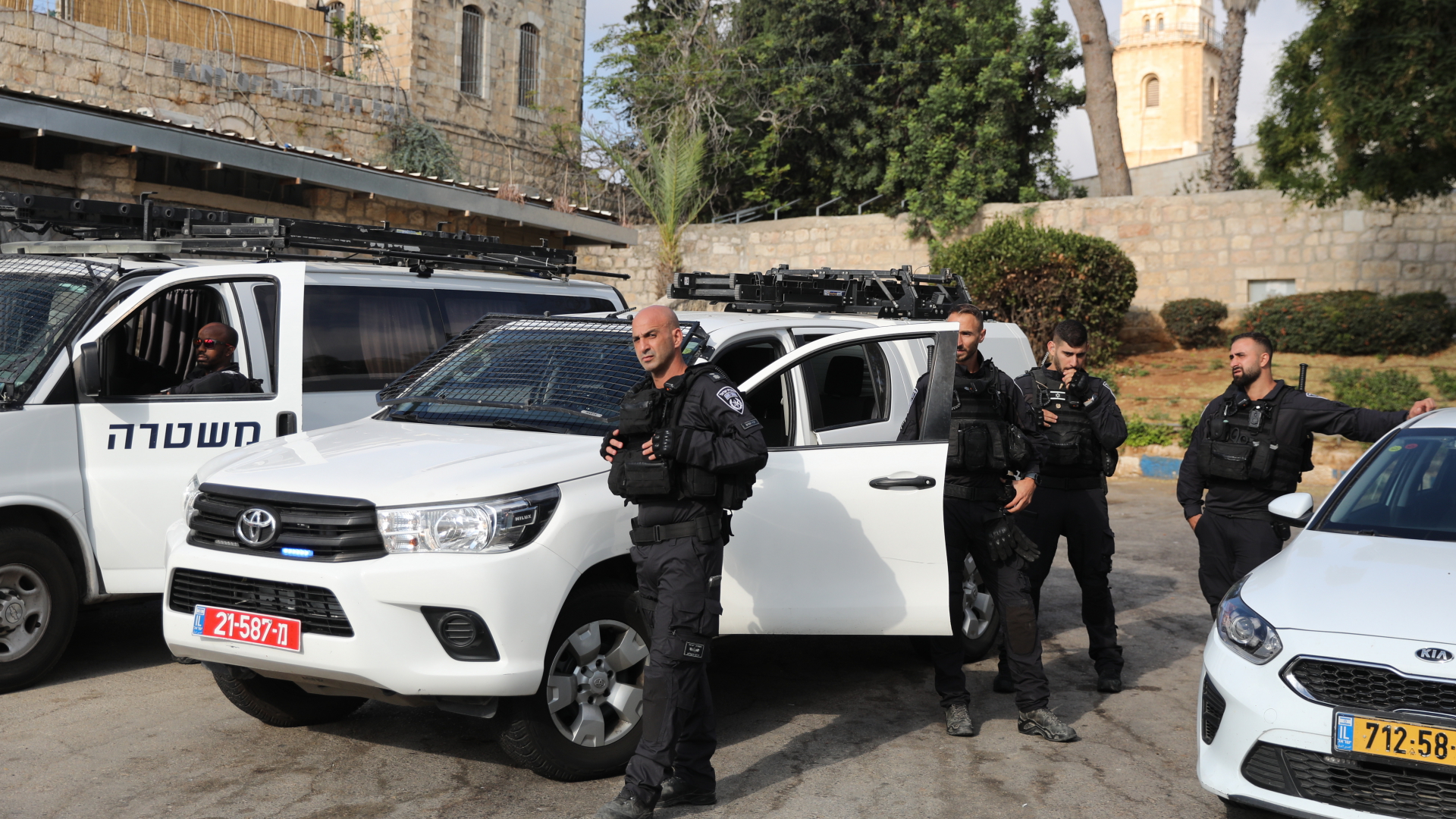 Israelische Polizisten stehen nahe der Klagemauer in Jerusalem. | EPA