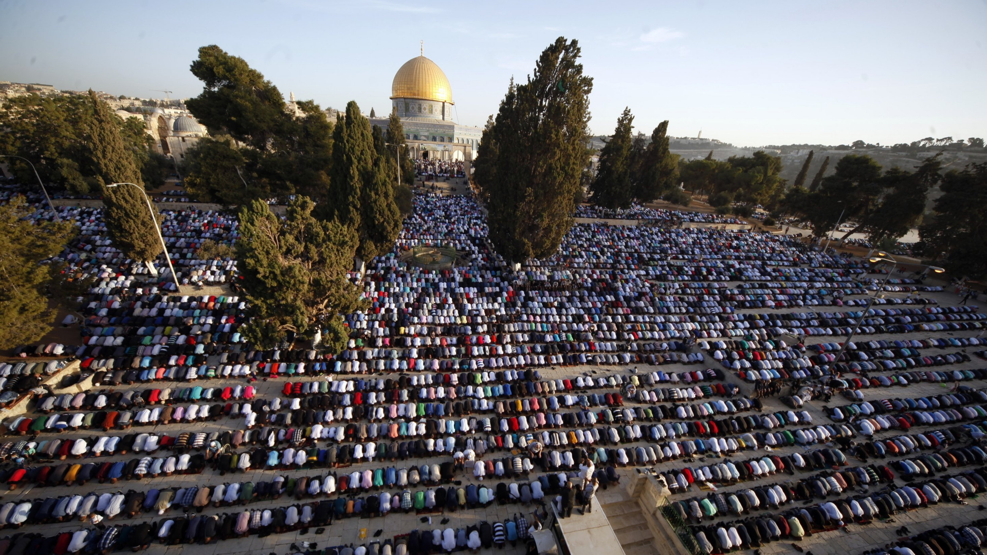 Moslems beten vor dem Felsendom in Jerusalem | AP