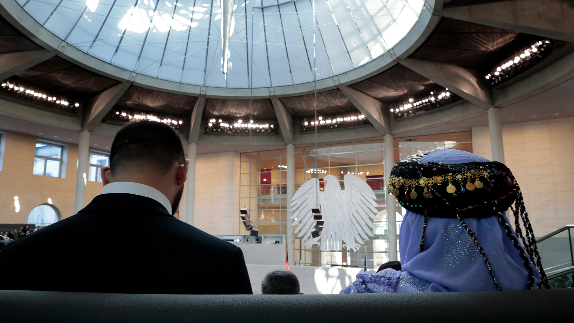 Mitglieder einer Delegation des Zentralrates der Jesiden in Deutschland verfolgen auf der Besuchertribüne des Deutschen Bundestages die Debatte im Plenum über den Völkermord an den Jesiden. | dpa