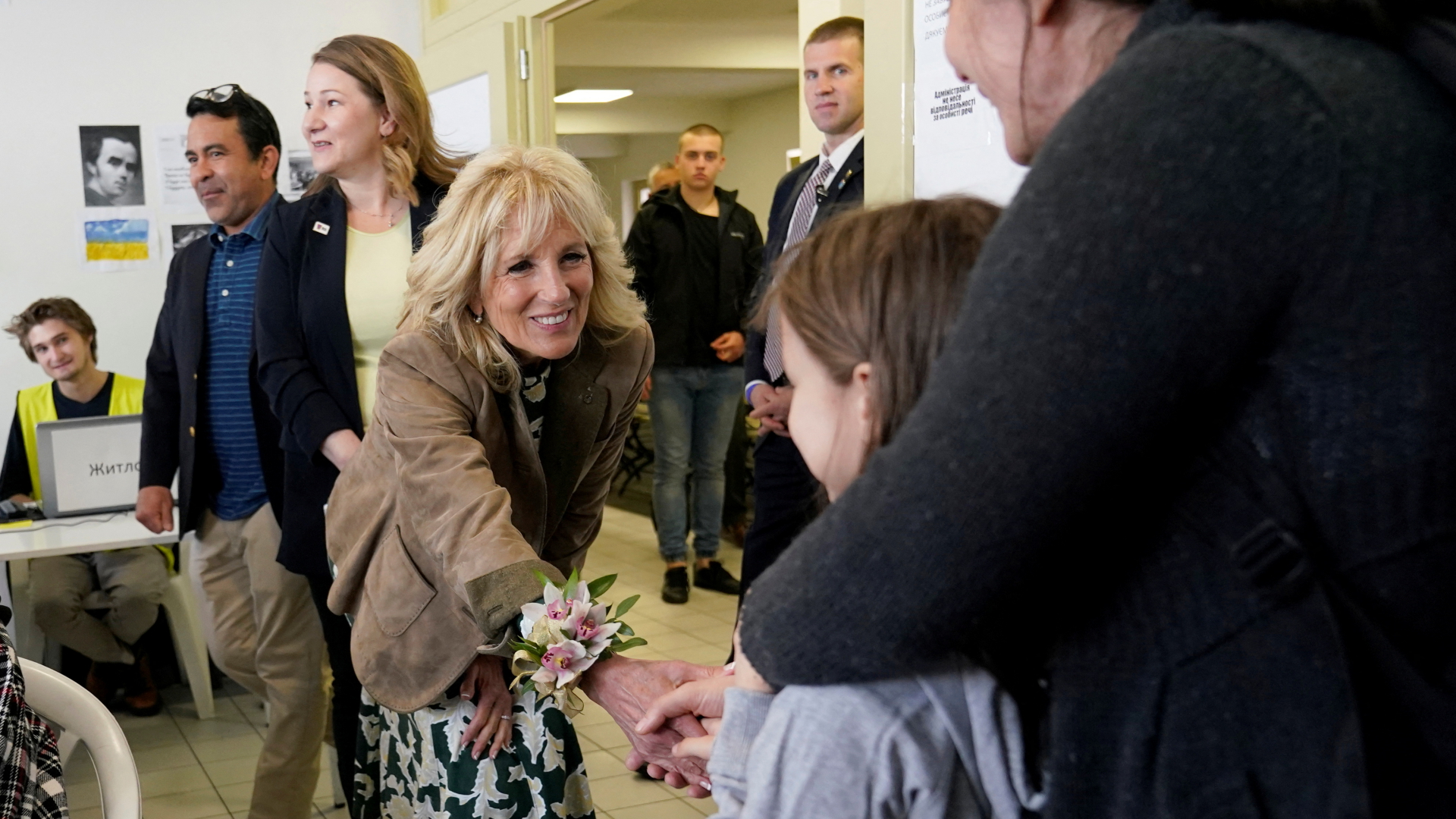 US-First-Lady Jill Biden begrüßt ein aus der Ukraine geflüchtetes Mädchen und ihre Mutter bei einem Besuch in einem Aufnahmezentrum für Kriegsflüchtlinge in Kosice in der Slowakei. | REUTERS