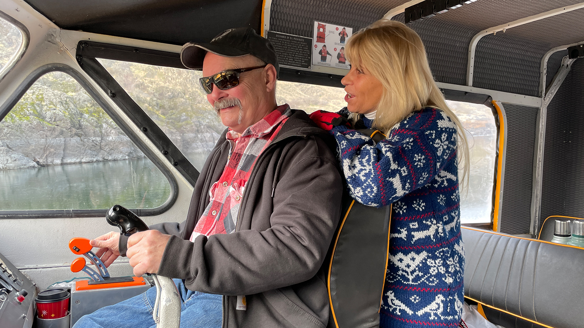 Jill und Jim Koch auf ihrem Postschiff auf dem Hells Canyon hinter dem Steuer. | ARD
