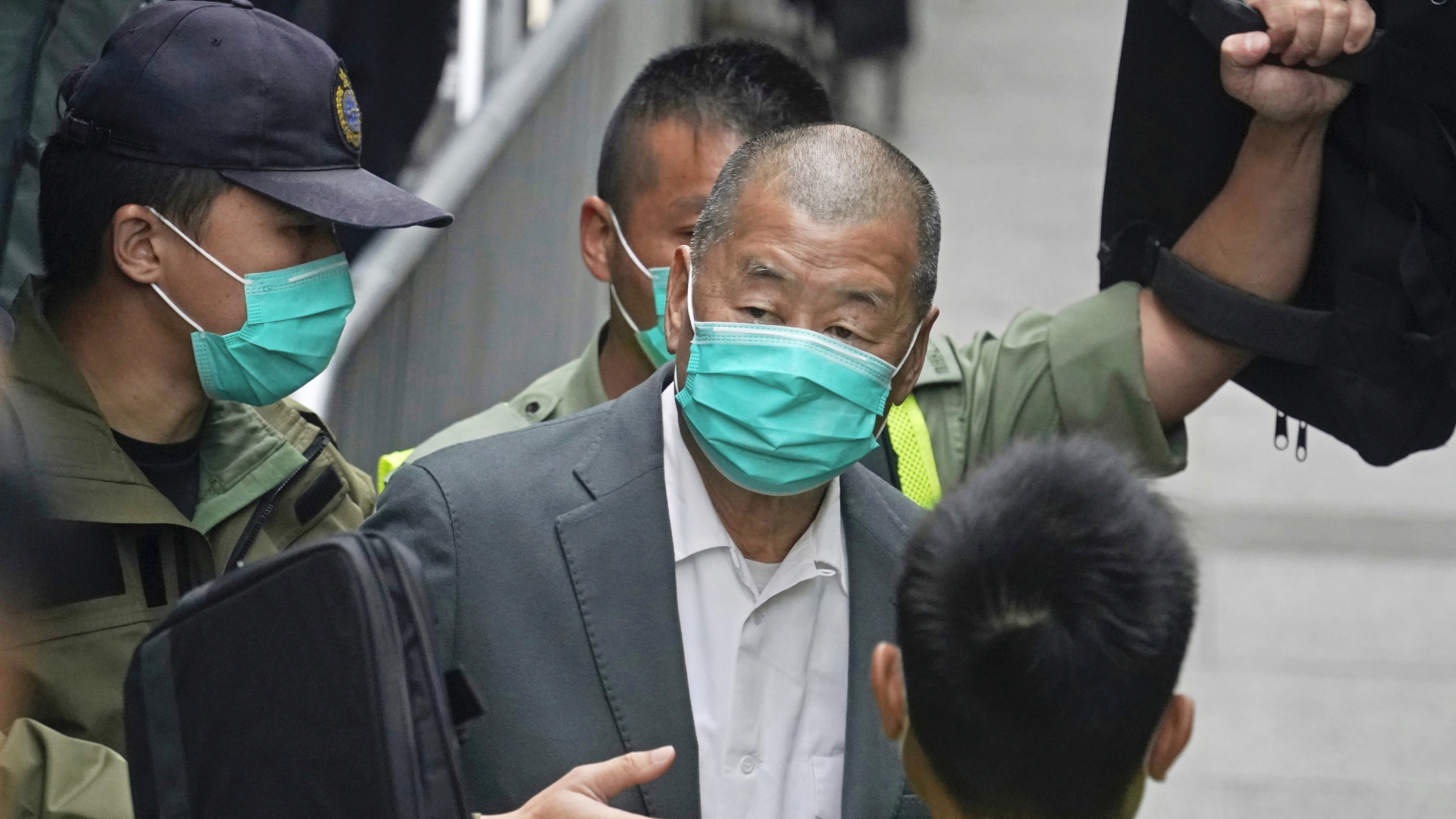 Der Hongkonger Bürgerrechtler Jimmy Lai verlässt das Berufungsgericht. | dpa
