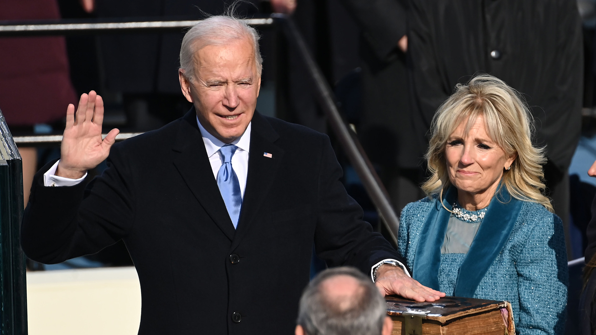 Joe Biden schwört den Eid, neben ihm seine Frau Jill