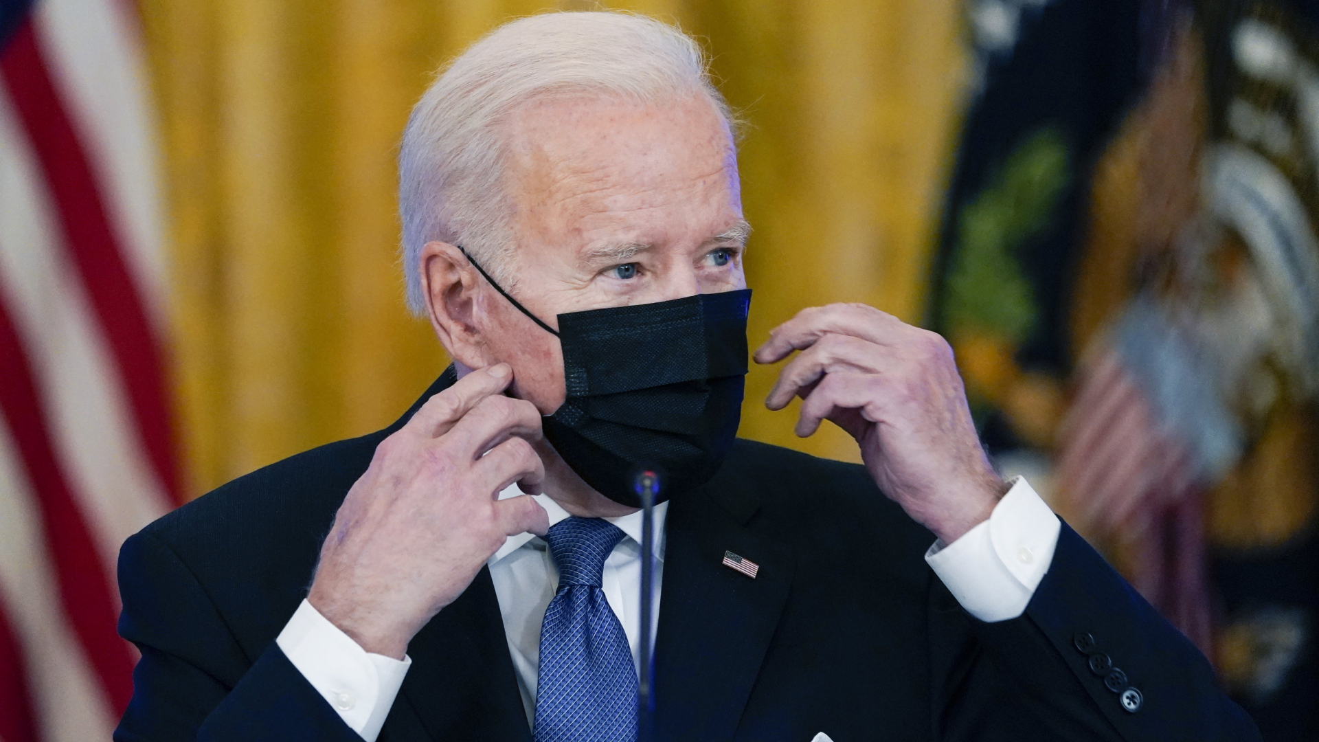 US-Präsident Joe Biden mit einer schwarzen Maske | AP