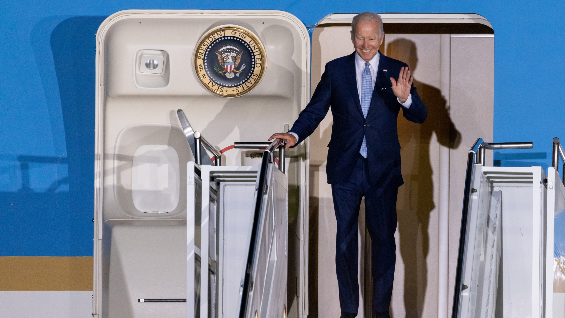 Joe Biden verlässt die Air Force One in München zu seinem ersten Besuch in Deutschland anlässlich des G7-Gipfels in Elmau. | dpa