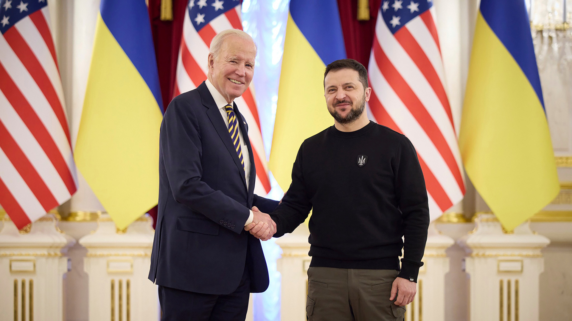 Joe Biden, Präsident der USA, der Wolodymyr Selenskyj, Präsident der Ukraine, bei seinem Besuch in Kiew die Hand schüttelt. | dpa