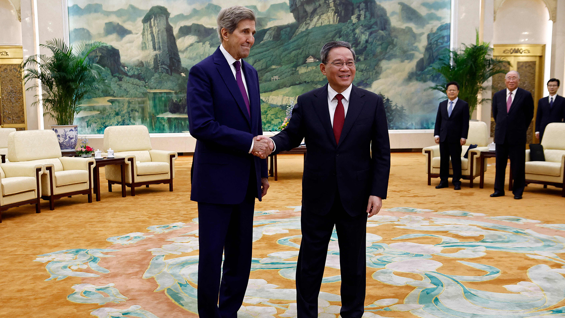 John Kerry und Li Qiang  schütteln die Hände.