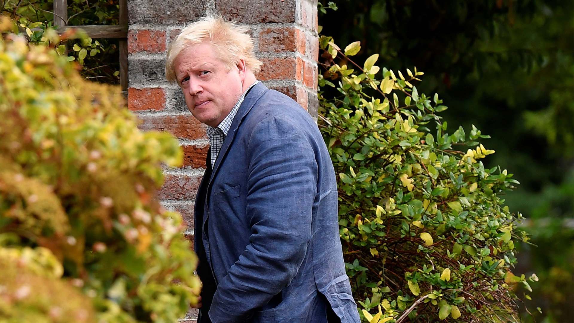 Der konservative Abgeordnete Boris Johnson geht durch seinen Garten in seinem Haus bei Oxford. | REUTERS