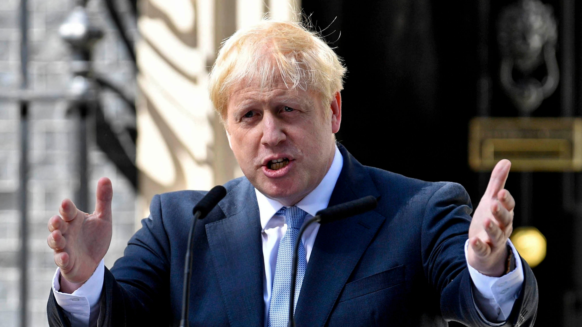 Boris Johnson redet erstmals als britischer Premierminister vor seinem Amtssitz in London.