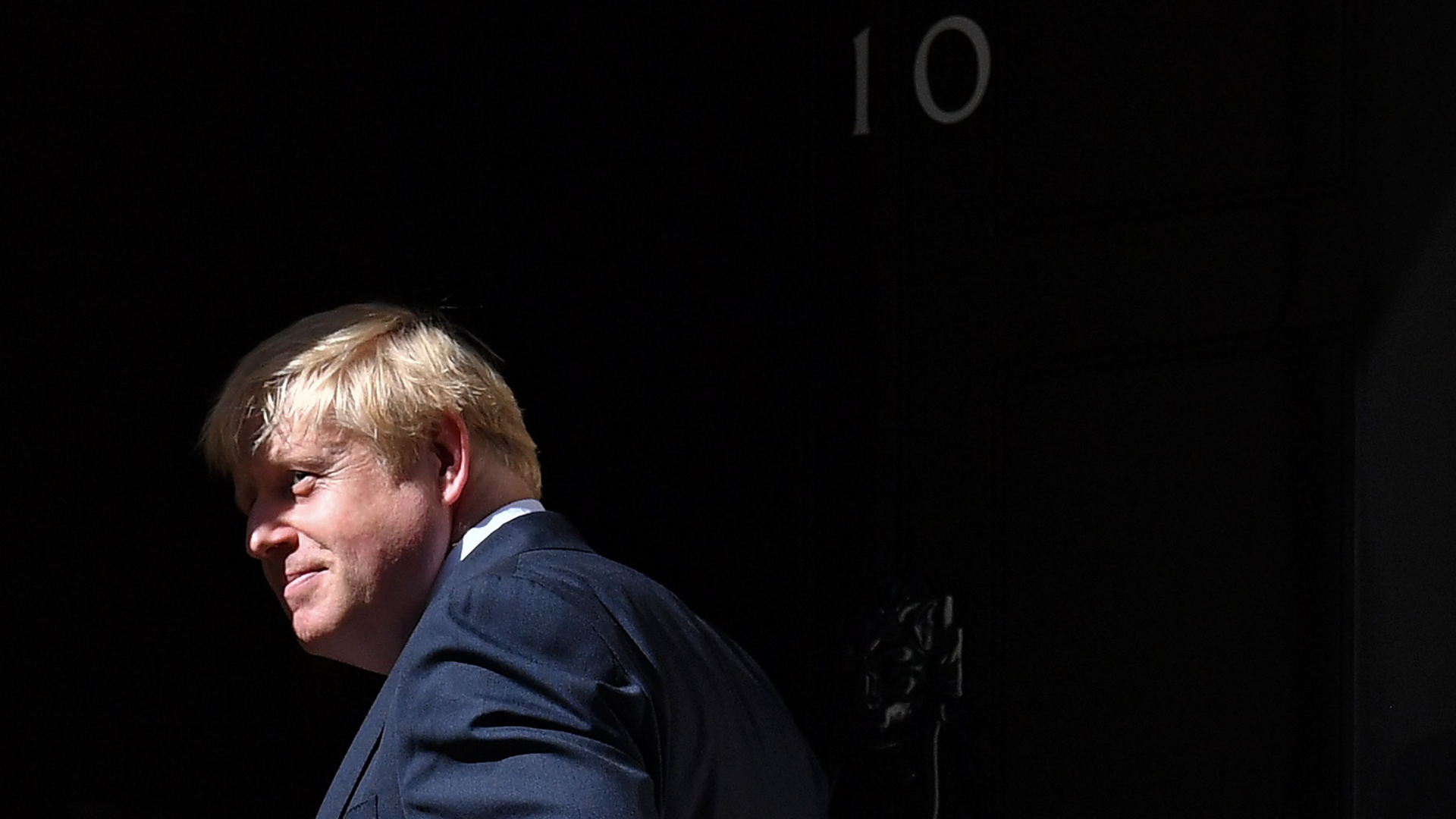 Boris Johnson vor der Tür zu Downing Street 10