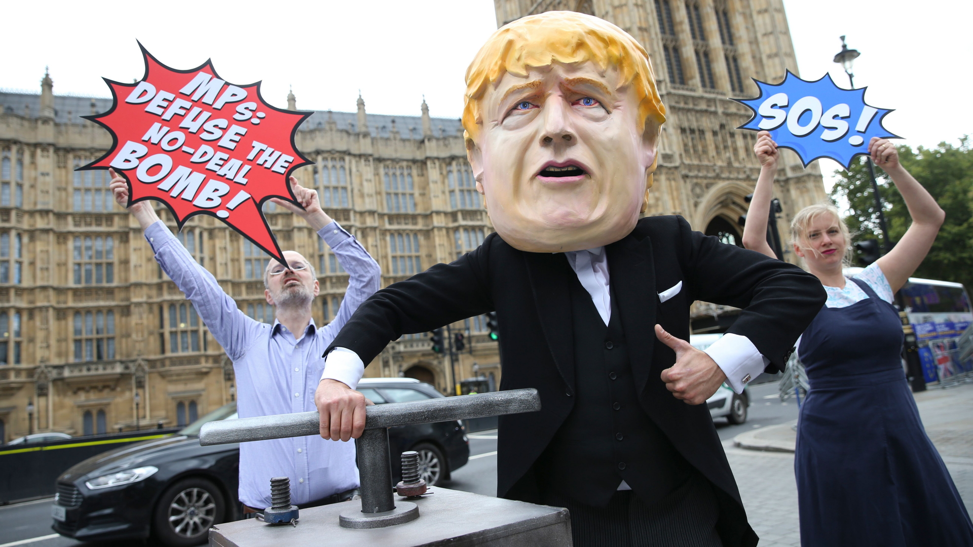 Ein als Boris Johnson verkleideter Mann steht vor dem britischen Parlament und deutet an, eine "No-Deal-Bombe" zu zünden.  | AFP