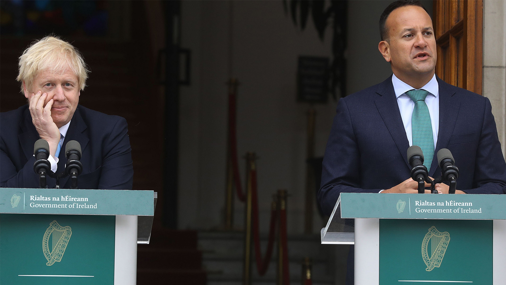 Der irische Premierminister Leo Varadkar (R) und der britische Premierminister Boris Johnson geben eine gemeinsame Pressekonferenz in Dublin. | AFP