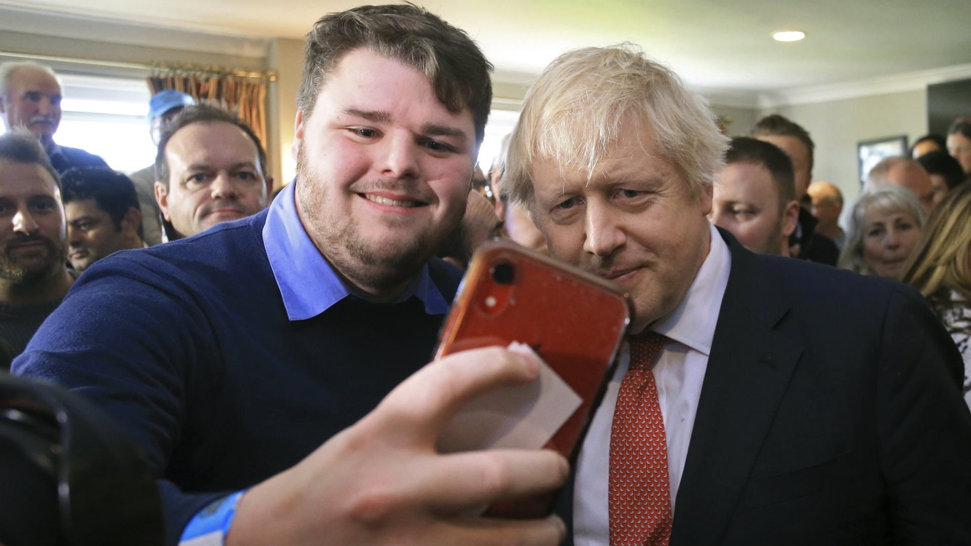 Boris Johnson, Premierminister von Großbritannien, bei einem Besuch im Sedgefielder Cricket Club | AP