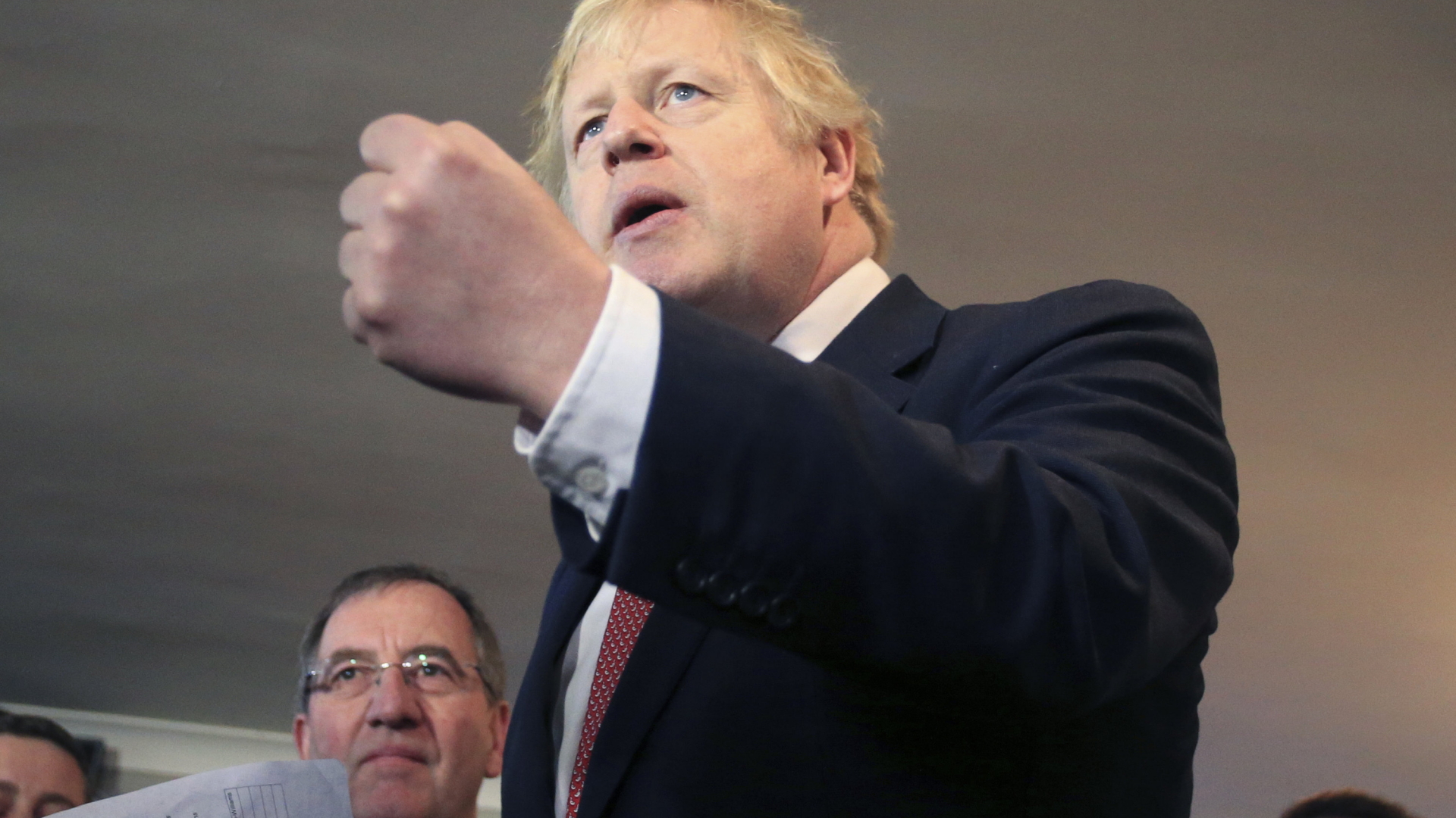 Der britische Premier Johnson spricht zu Anhängern in Nordengland. | AP