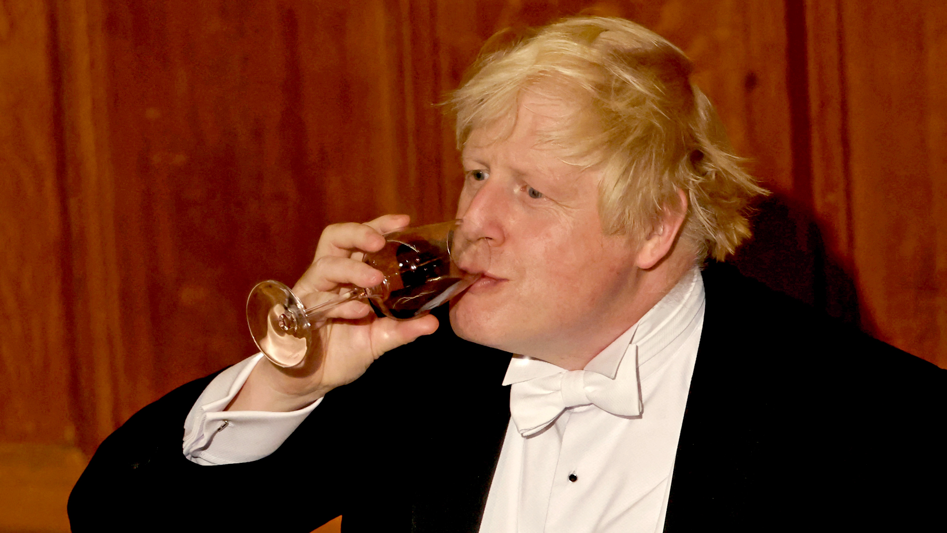 Boris Johnson trinkt ein Gras Wein