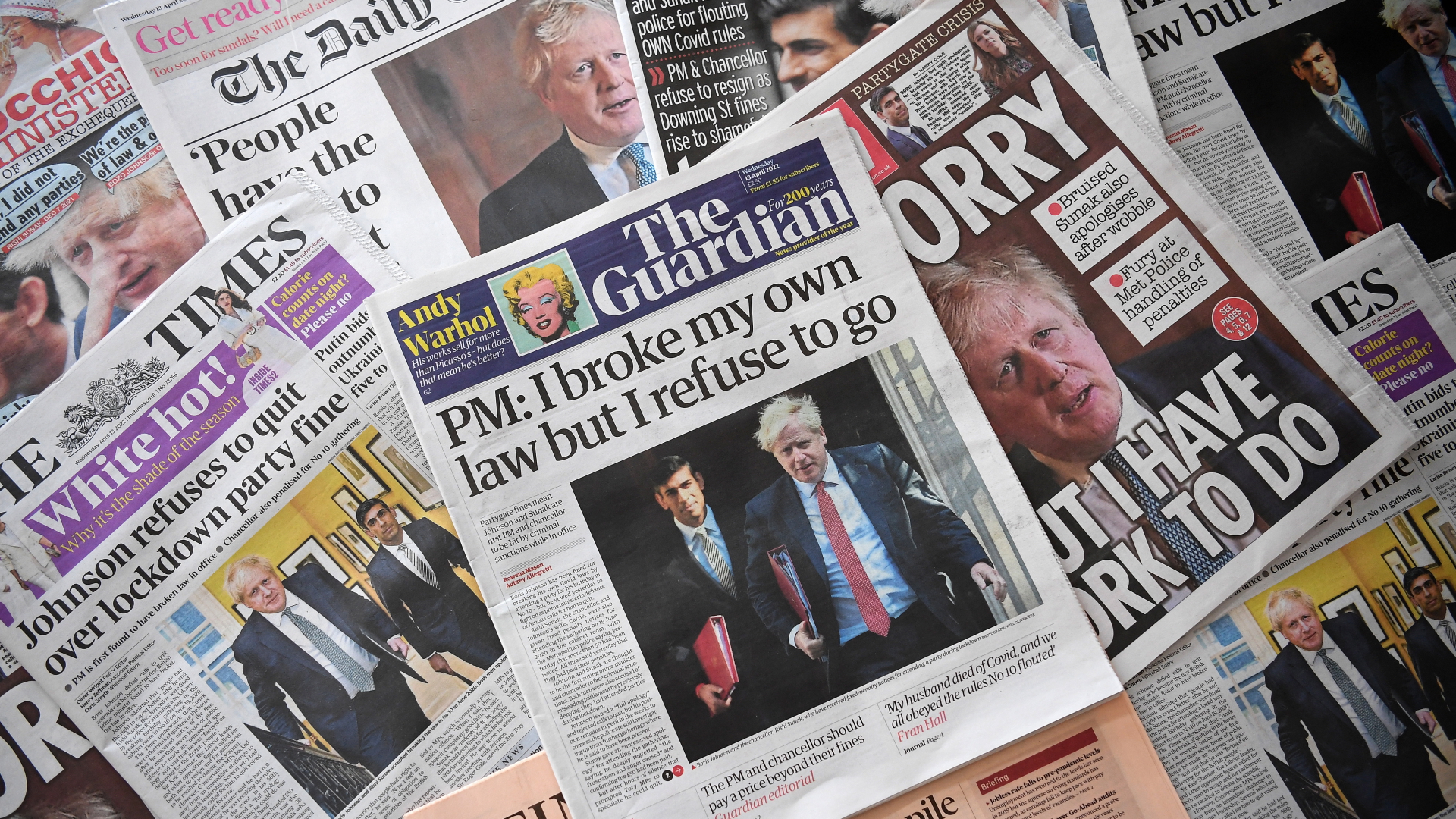 Auf den Titeln mehrerer Tageszeitungen sind Schlagzeilen zu Johnsons "Partygate"-Skandal zu sehen