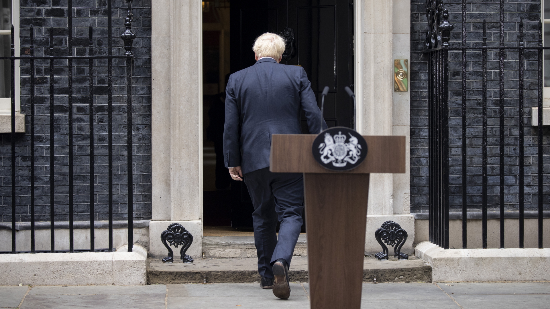 Boris Johnson verlässt ein Rednerpult