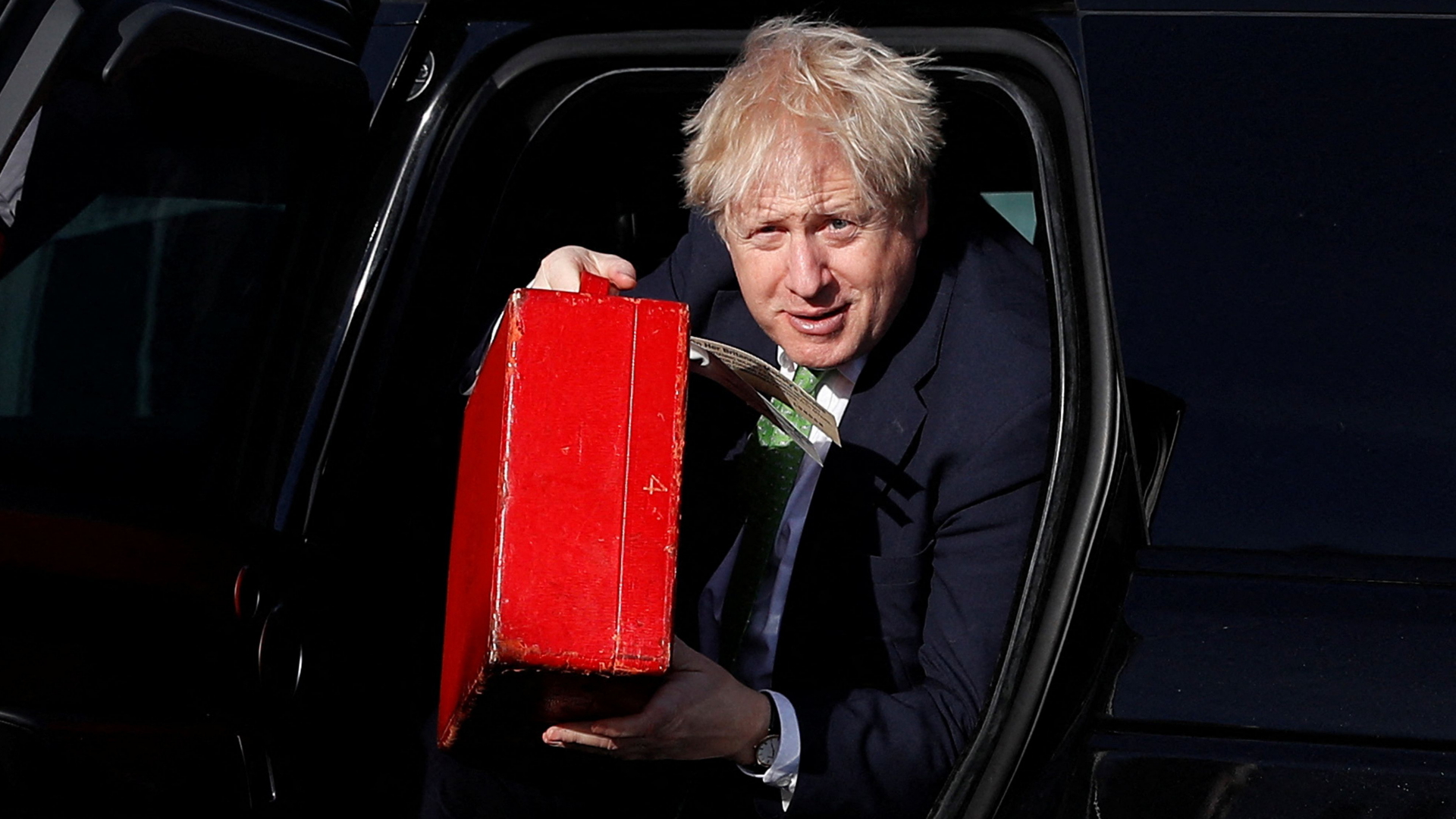 Boris Johnson steigt mit seinem roten Aktenkoffer aus einem Auto | AFP