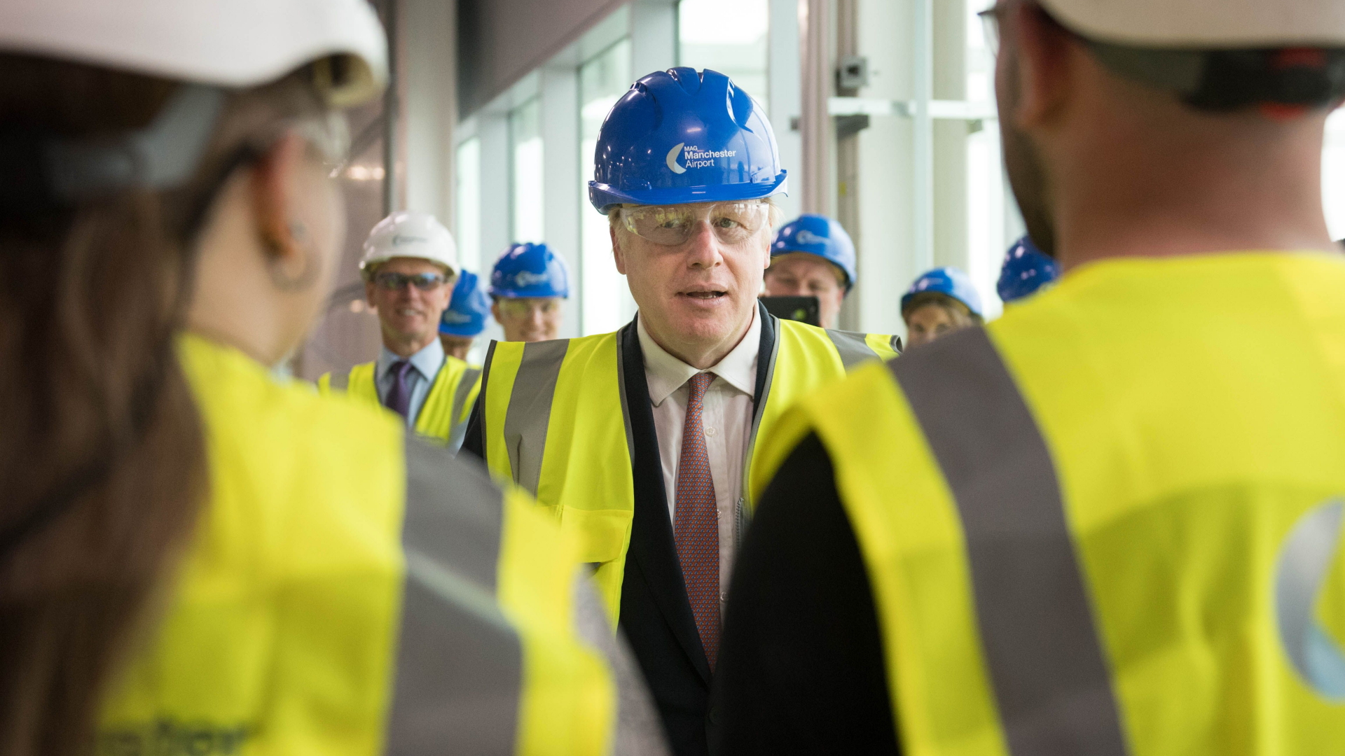 Boris Johnson spricht am 9. Juli auf dem Flughafen von Manchester mit Arbeitern.