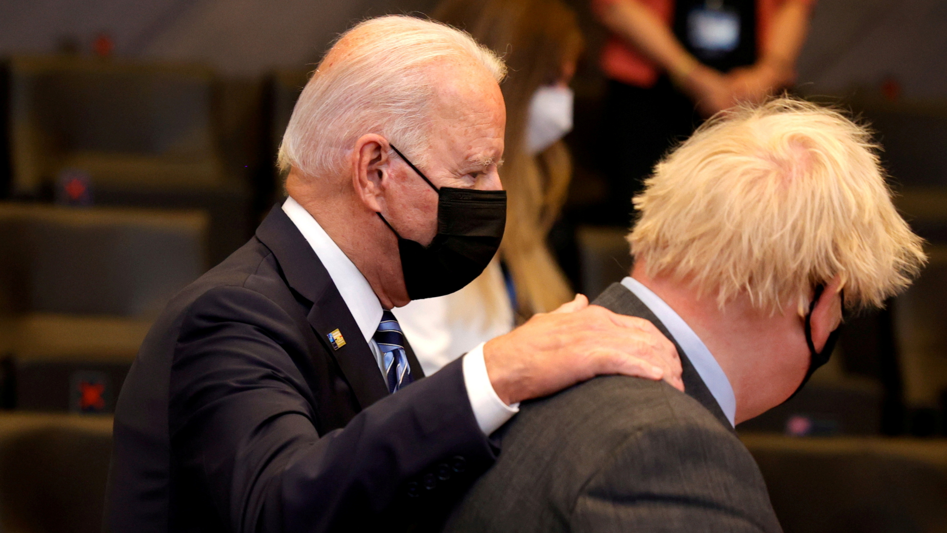 US-Präsident Joe Biden legt die Hand auf die Schulter des britischen Premier Boris Johnson. | REUTERS