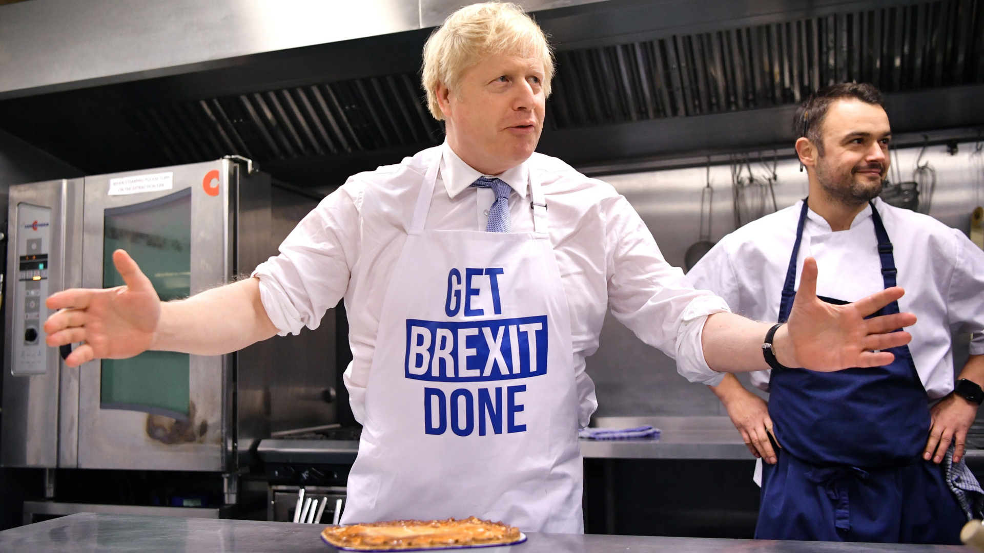 Boris Johnson bereitet mit Brexit-Schürze in Derby einen Pie vor | AP