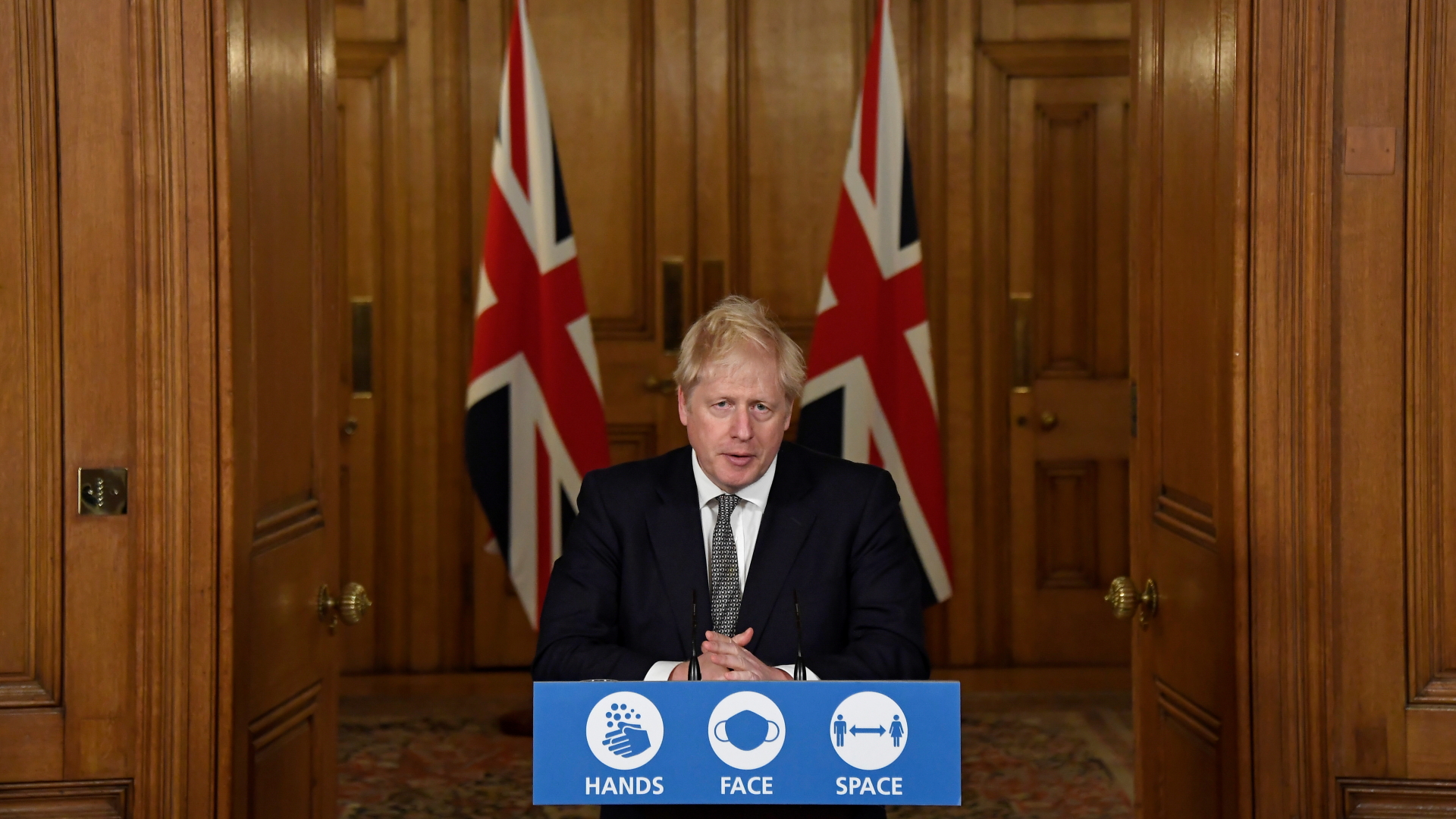 Der britische Premier Johnson verkündet bei einer Pressekonferenz in London neue Corona-Maßnahmen. | REUTERS