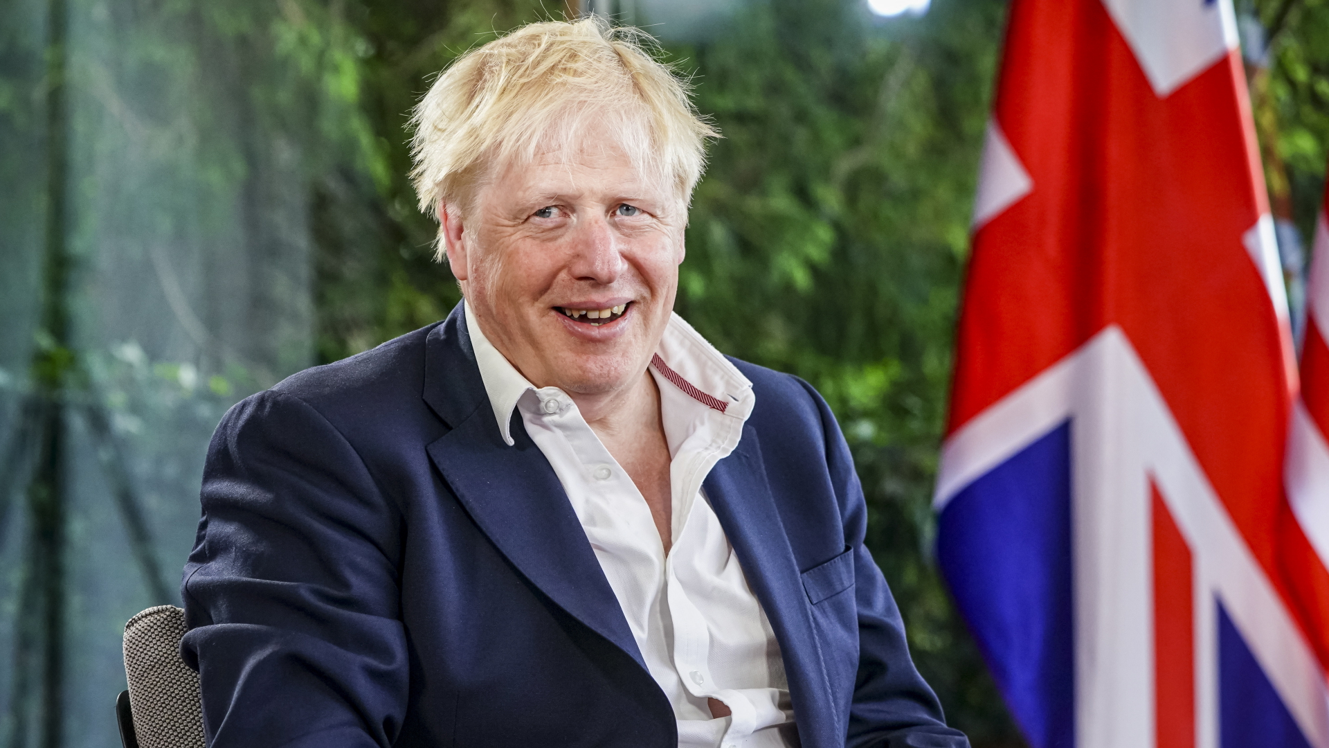 Boris Johnson auf dem G7-Gipfel in Elmau (Bayern) vor einer britischen Flagge
