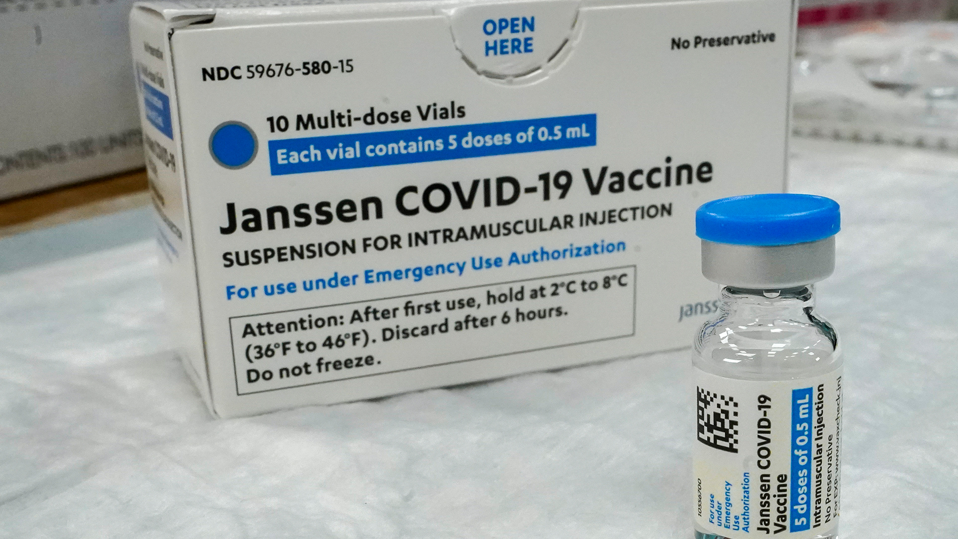 Eine Ampulle und eine Verpackung des Corona-Impfstoffs von Johnson & Johnson. | dpa