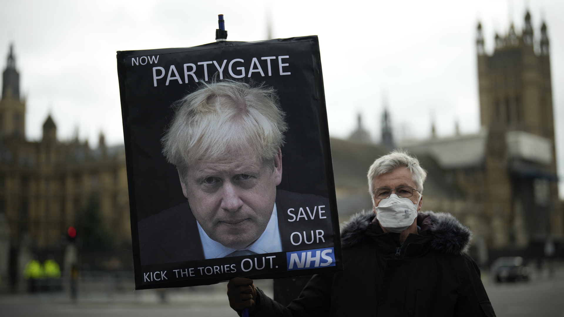 In London protestiert ein Mann wegen "Partygate" gegen den britischen Premier Johnson | AP