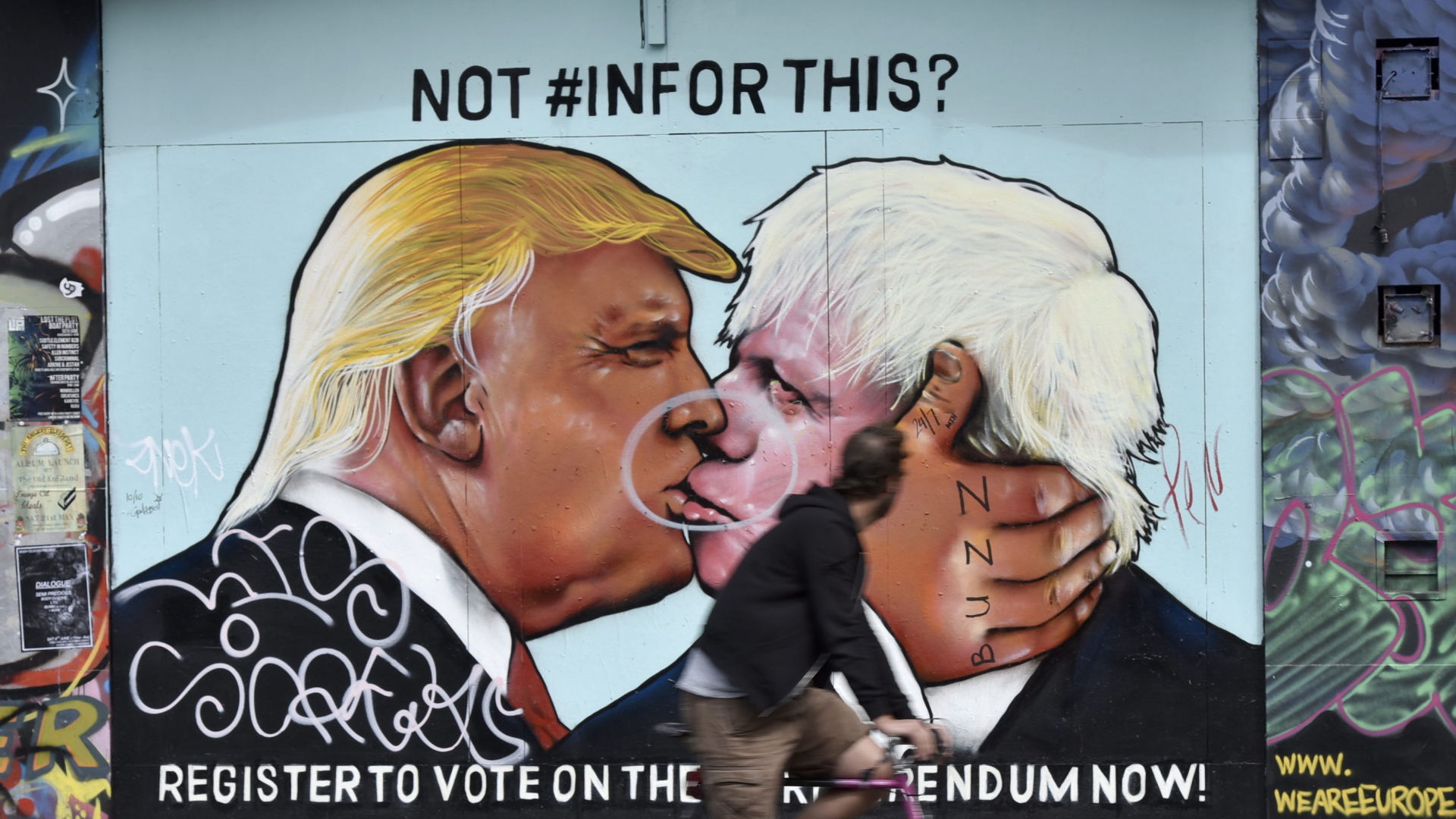 Ein Graffiti zeigt einen Kuss zwischen Johnson und Trump