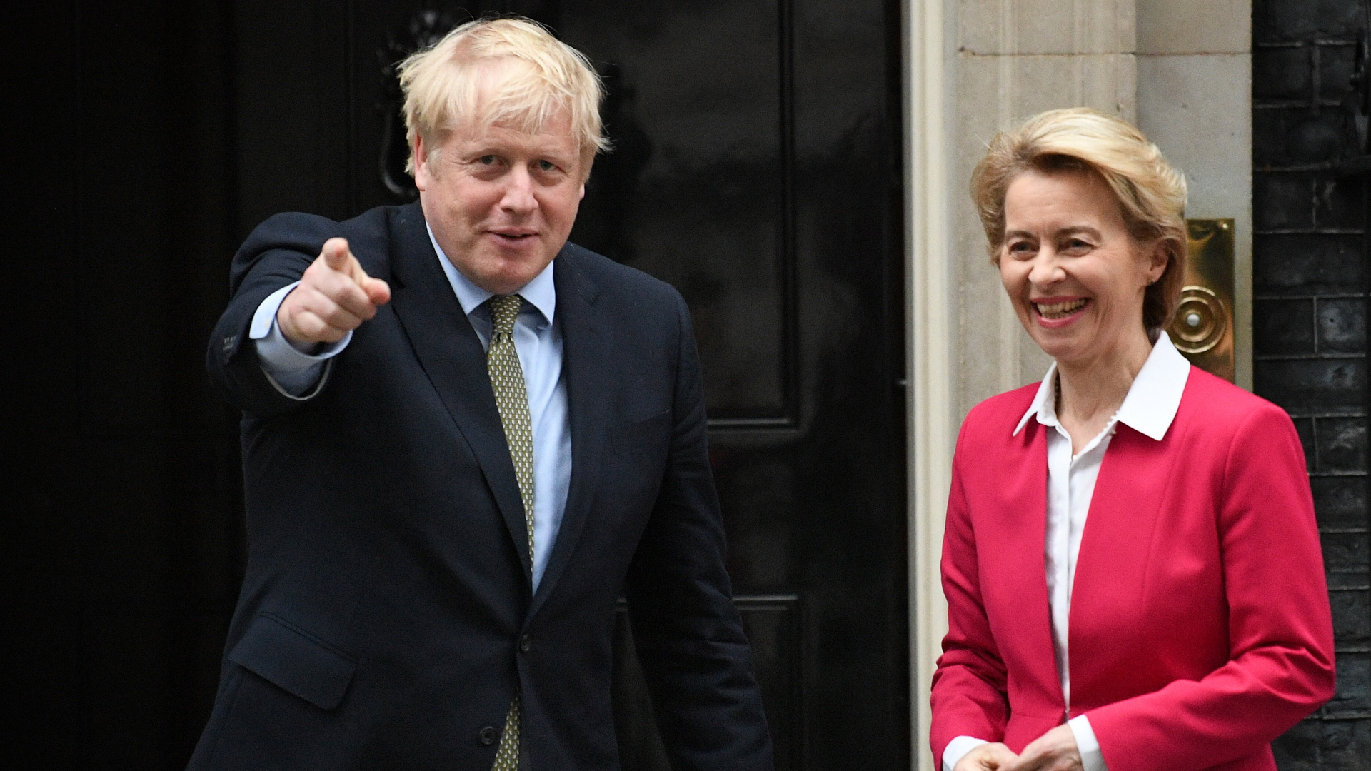 Großbritanniens Premierminister Boris Johnson und Ursula von der Leyen, die Präsidentin der Europäischen Kommission, treffen sich vor der Downing Street 10 (Archivbild).