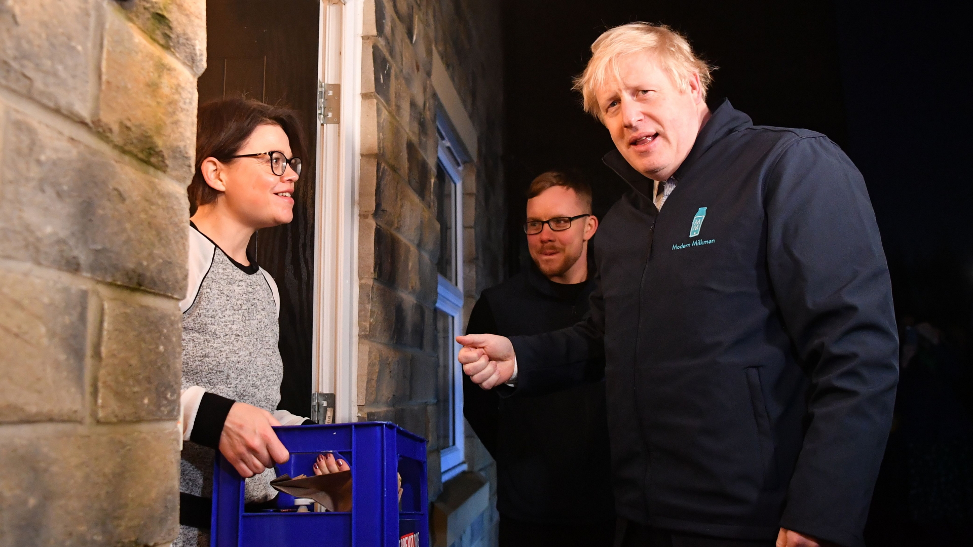 Milde Gaben: Premier Boris Johnson liefert am Morgen Milch an Einwohner in Guiseley aus. | AFP
