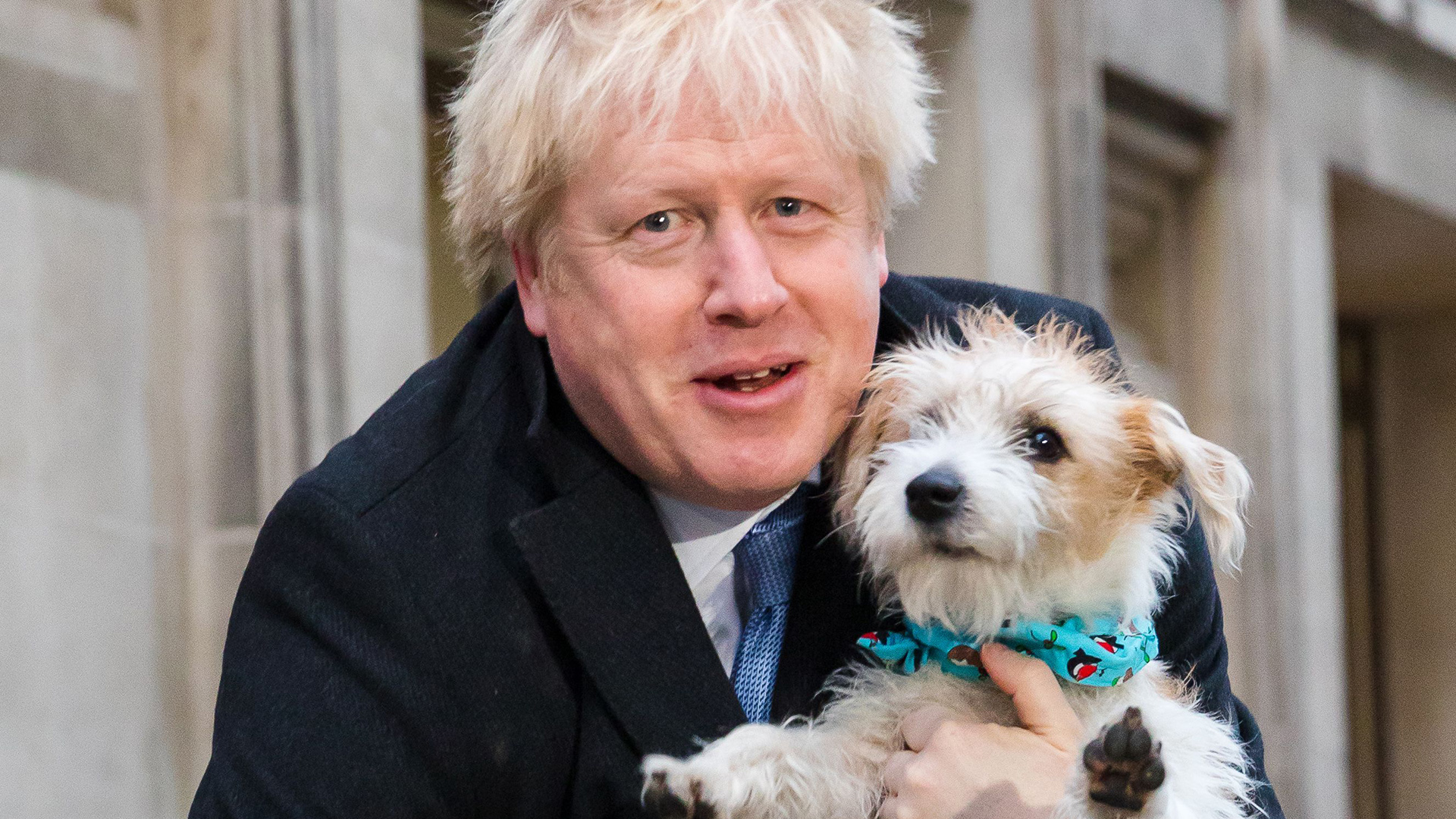 Boris Johnson hält seinen Hund im Arm | VICKIE FLORES/EPA-EFE/REX