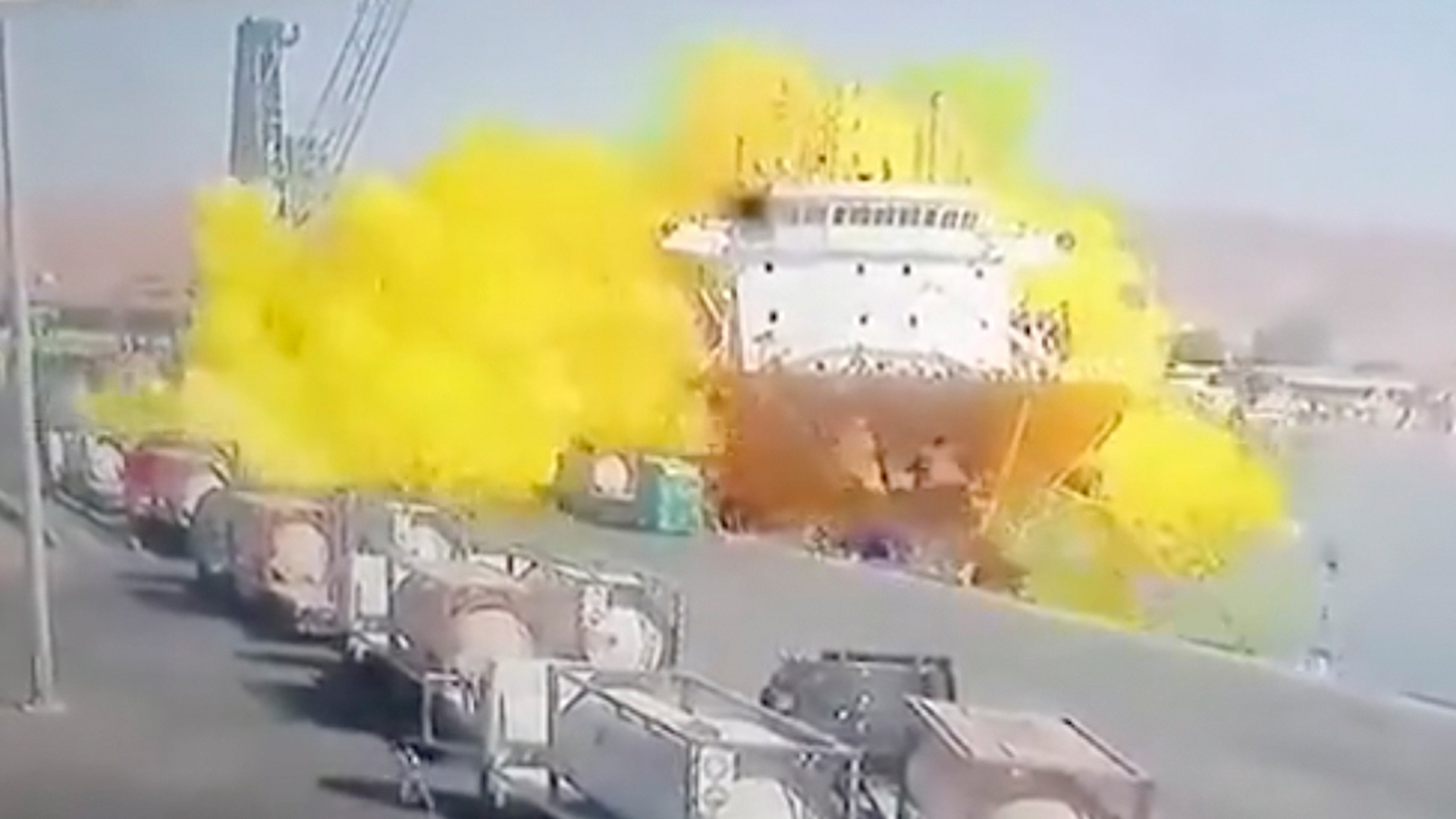 Dieses Foto aus einem CCTV-Video, das von Al-Mamlaka TV ausgestrahlt wurde, zeigt eine Chlorgasexplosion im Hafen von Aqaba (Jordanien). | AP