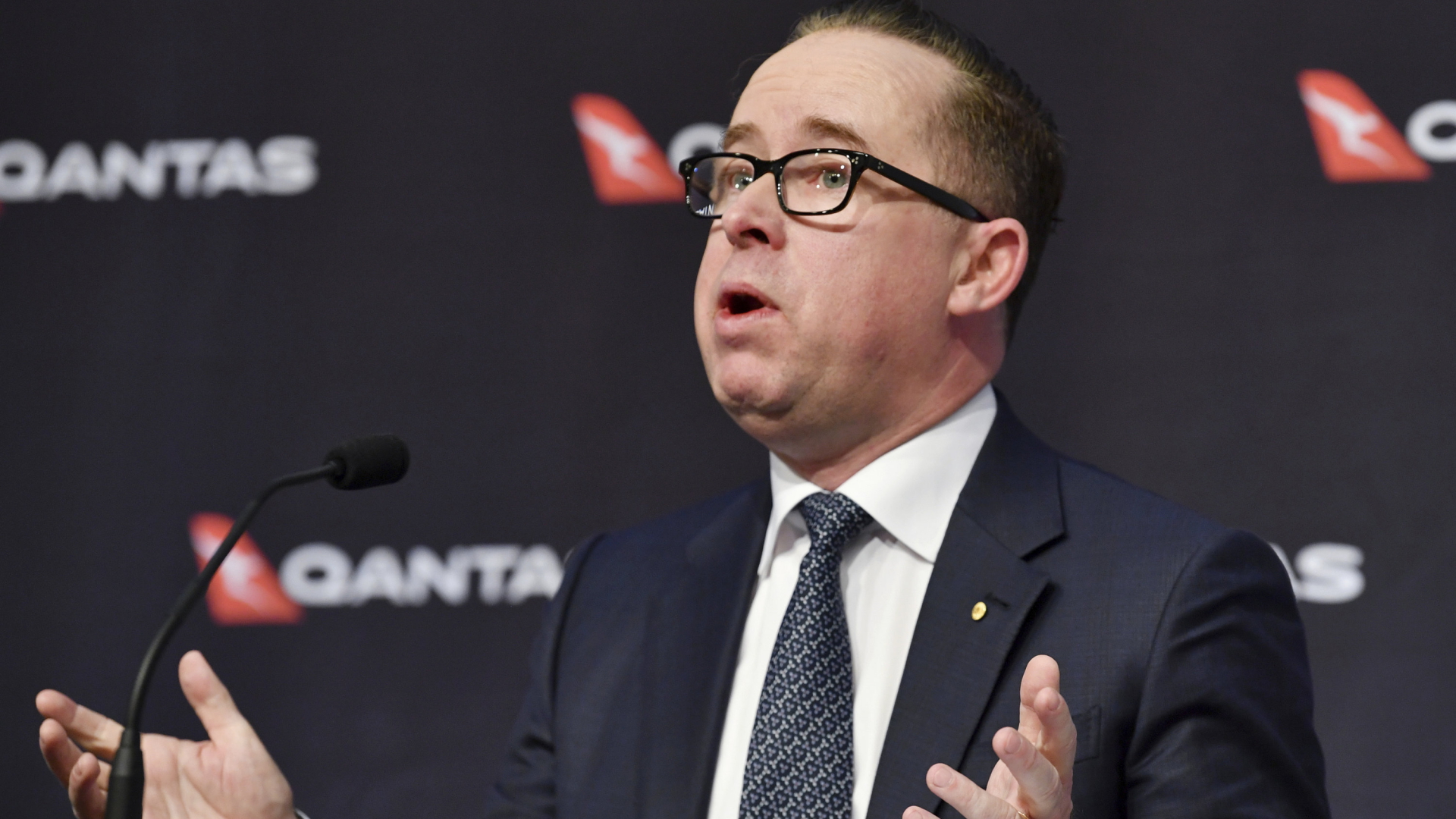 Qantas-Chef Alan Joyce spricht bei einer Pressekonferenz | AP