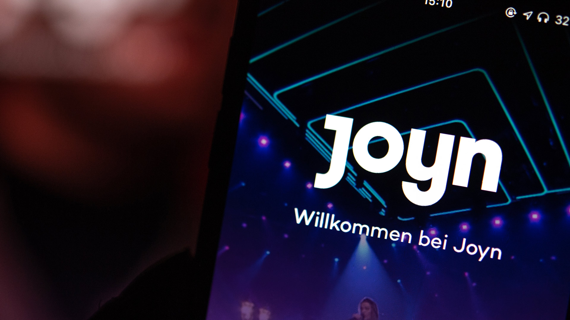 Auf dem Bildschirm eines iPhones wird die App der Streaming-Plattform Joyn angezeigt. | picture alliance/dpa
