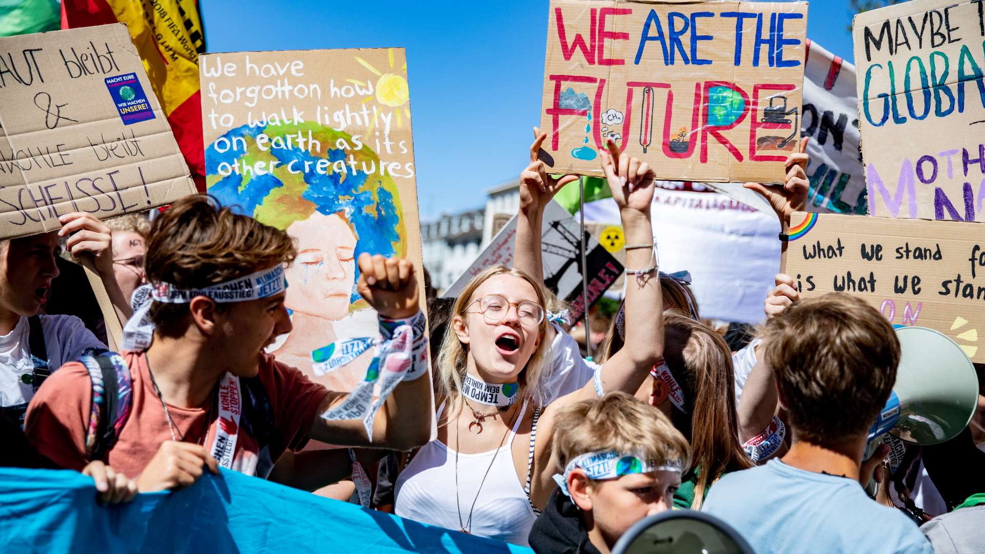 Zahlreiche junge Teilnehmer nehmen an der Klimademonstration Fridays for Future in Aachen in Nordrhein-Westfalen teil. | dpa