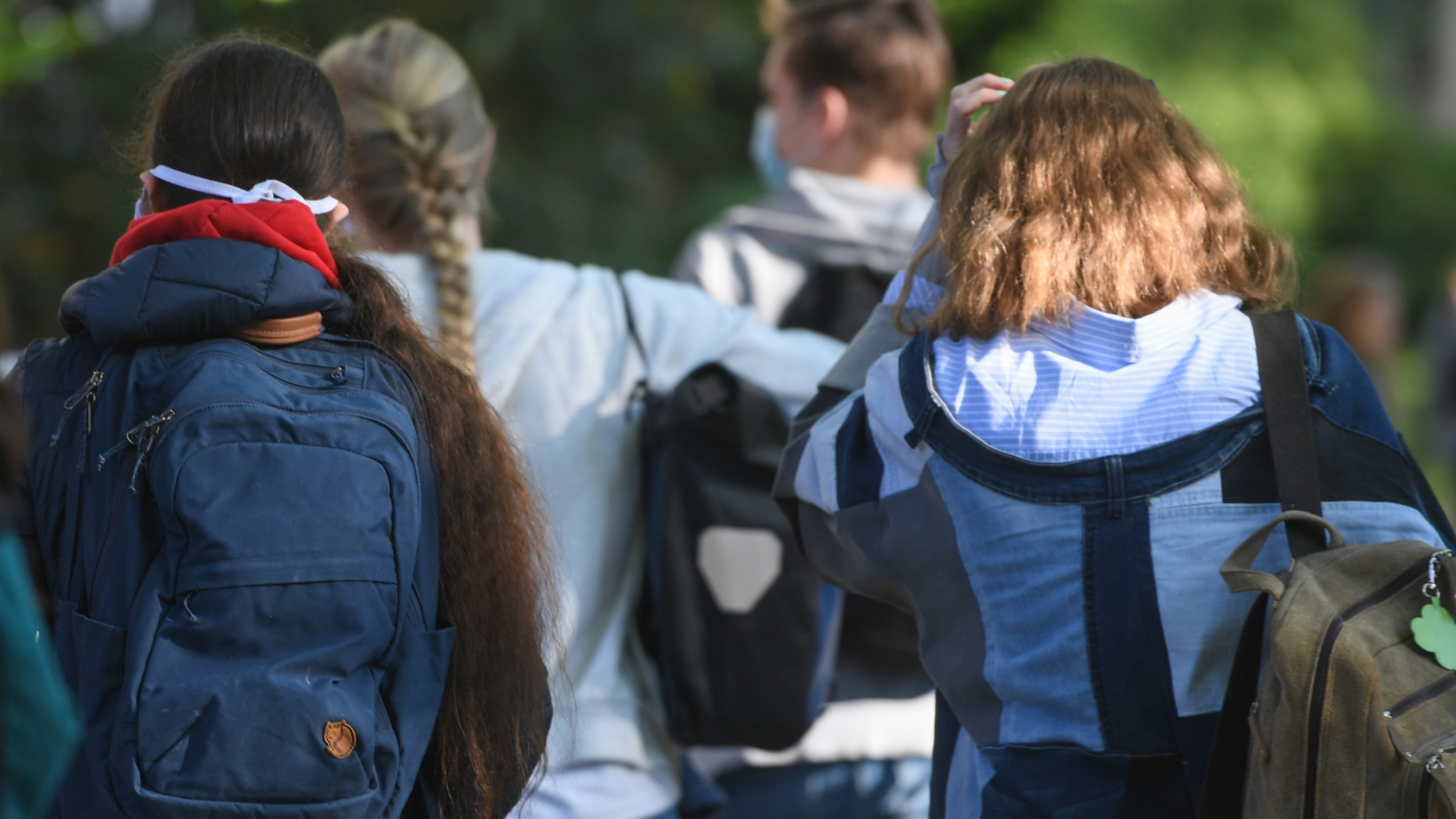 Jugendliche Schüler gehen in Niedersachsen zur Schule.
