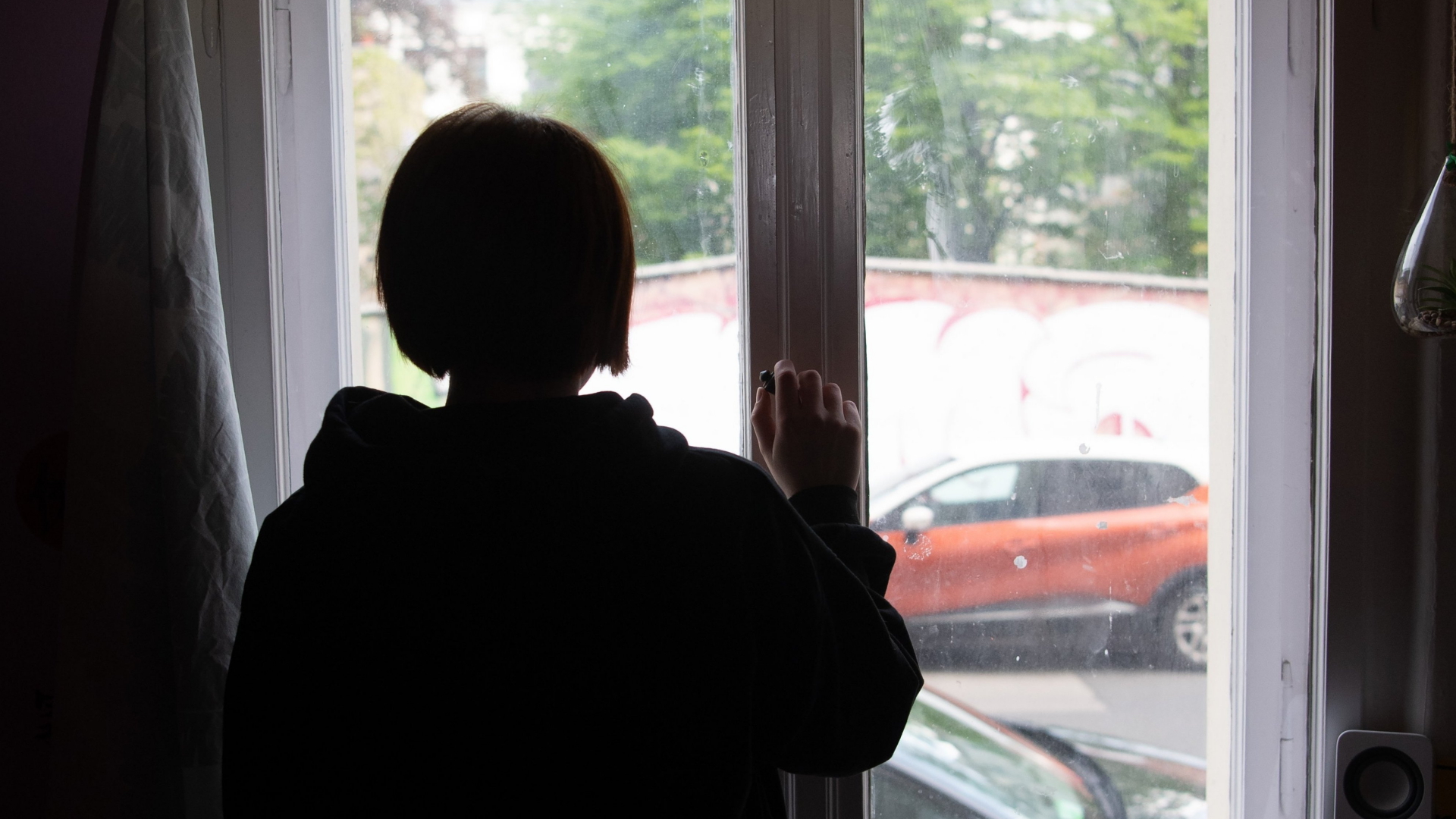  Eine Jugendliche blickt aus einem Fenster. | dpa