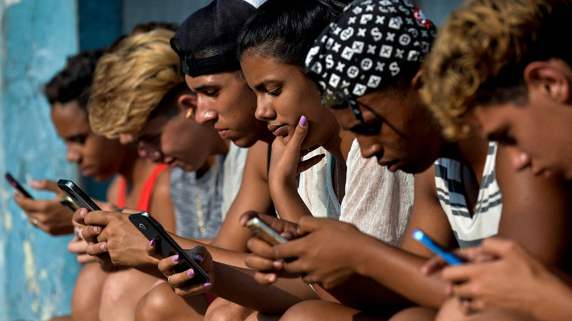 Jugendliche mit ihren Mobiltelefonen in Havanna, Kuba | AFP