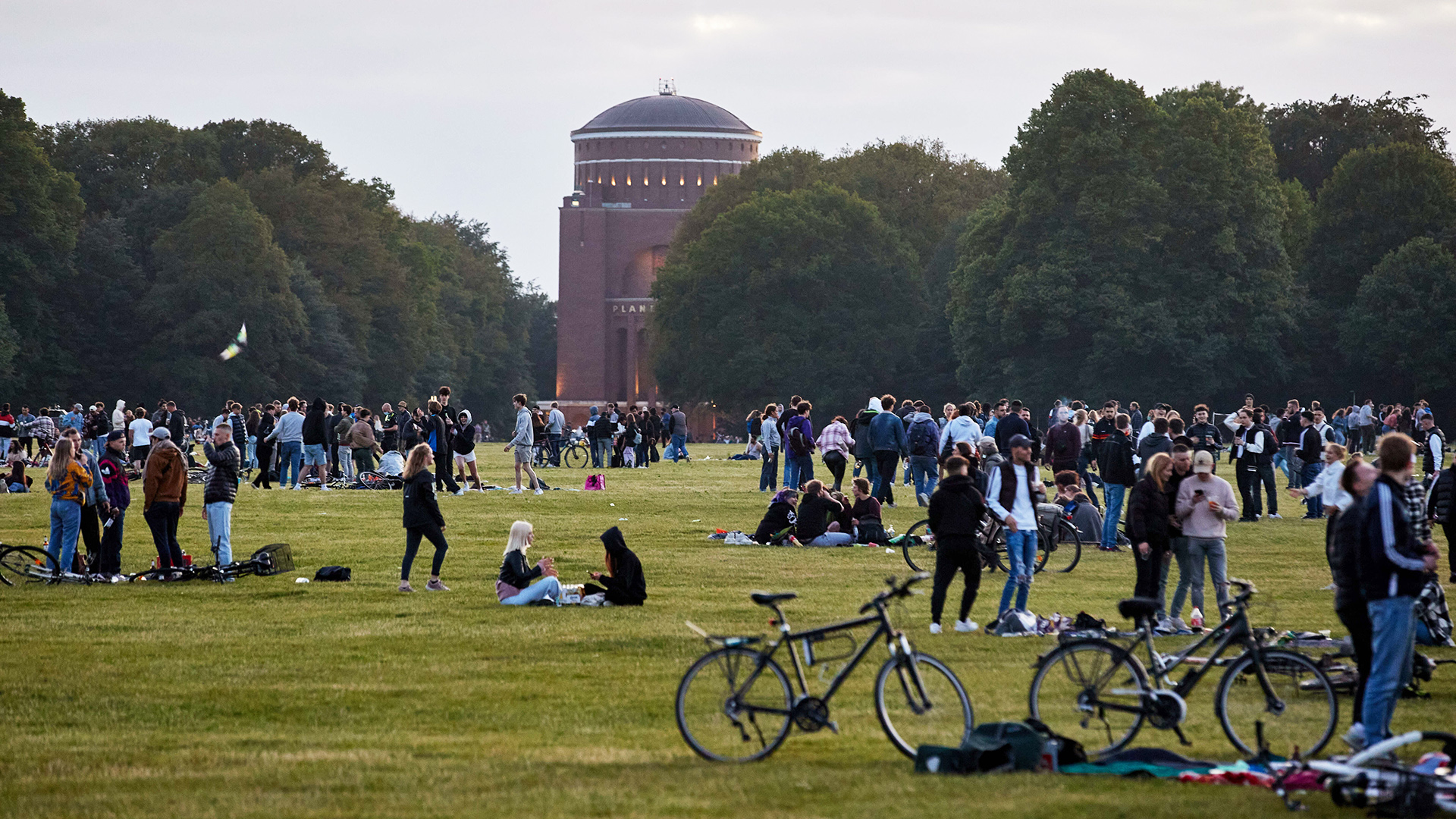 Zahlreiche Jugendliche versammeln sich im Stadtpark in Hamburg. Im Hintergrund ist das Planetarium zu sehen.  | picture alliance/dpa
