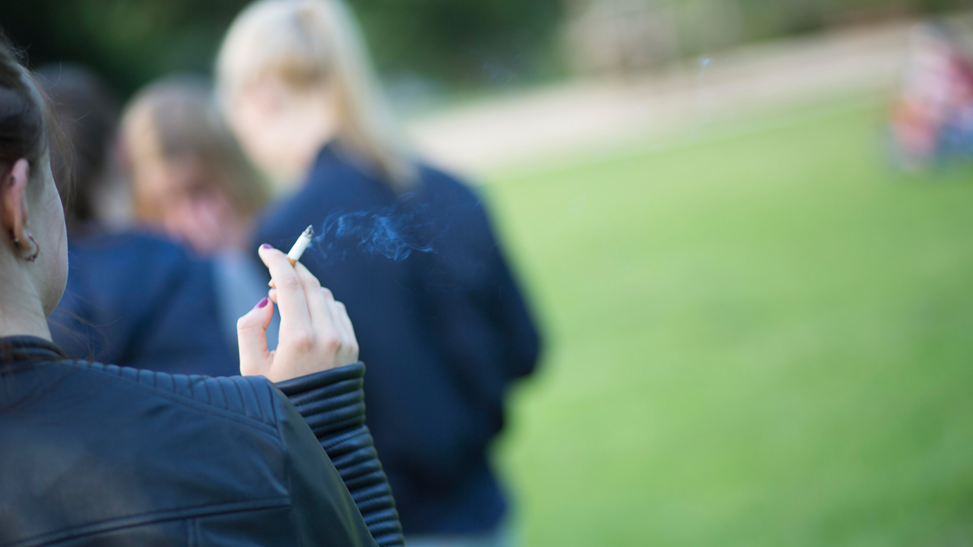 Eine Jugendliche hält eine brennende Zigarette in der Hand. | ARD-aktuell / Weiss