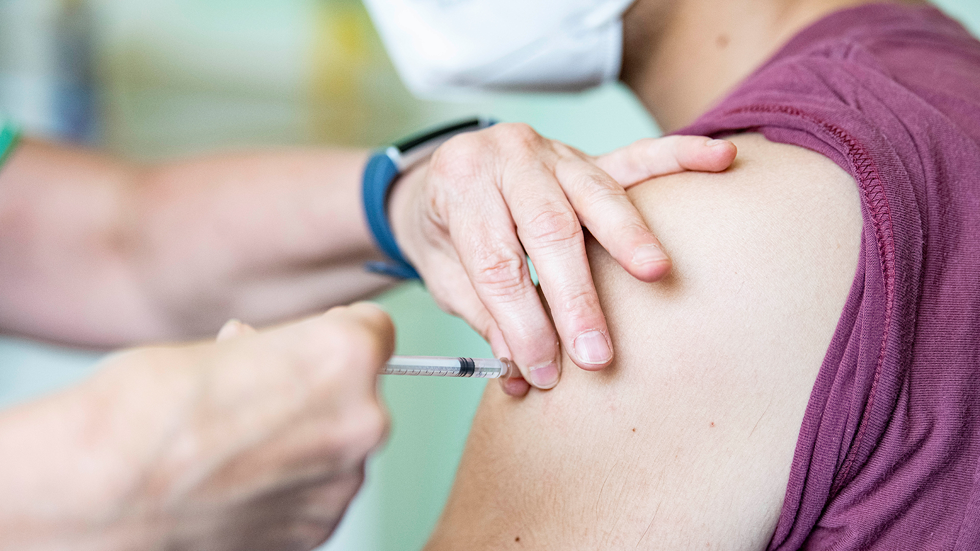 Ein Kinder- und Jugendarzt impft einen Jugendlichen mit dem Corona-Impfstoff Comirnaty von BioNTech/Pfizer.  | dpa
