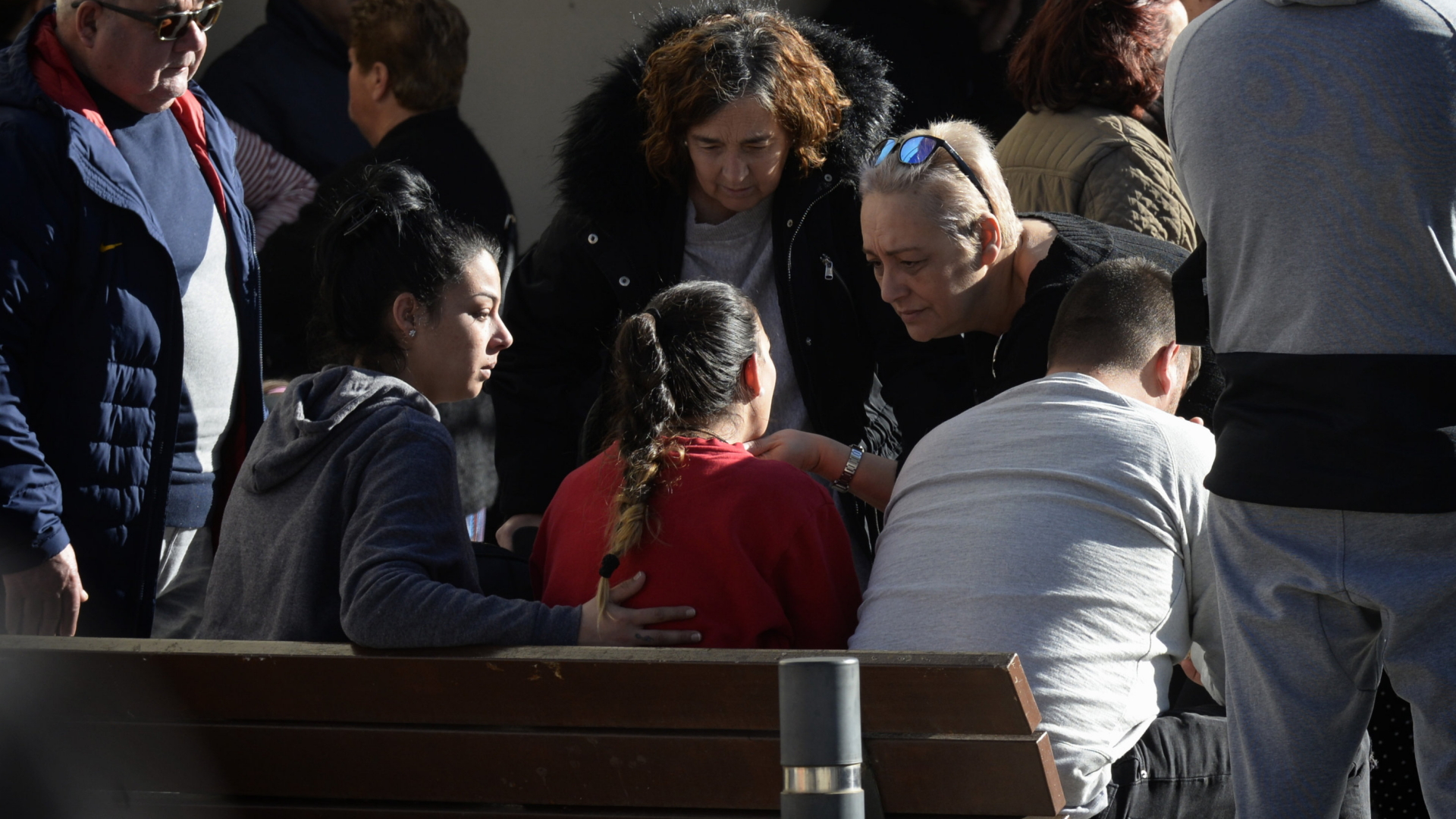 Bekannte kondolieren den Eltern des zweijährigen Julen in El Pablo (Spanien) | Bildquelle: AP