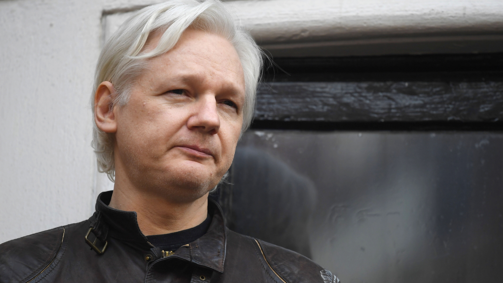 Der Wikileaks-Gründer Julian Assange zeigt sich im Mai 2017 auf dem Balkon der Londoner Botschaft von Ecuador. | AFP