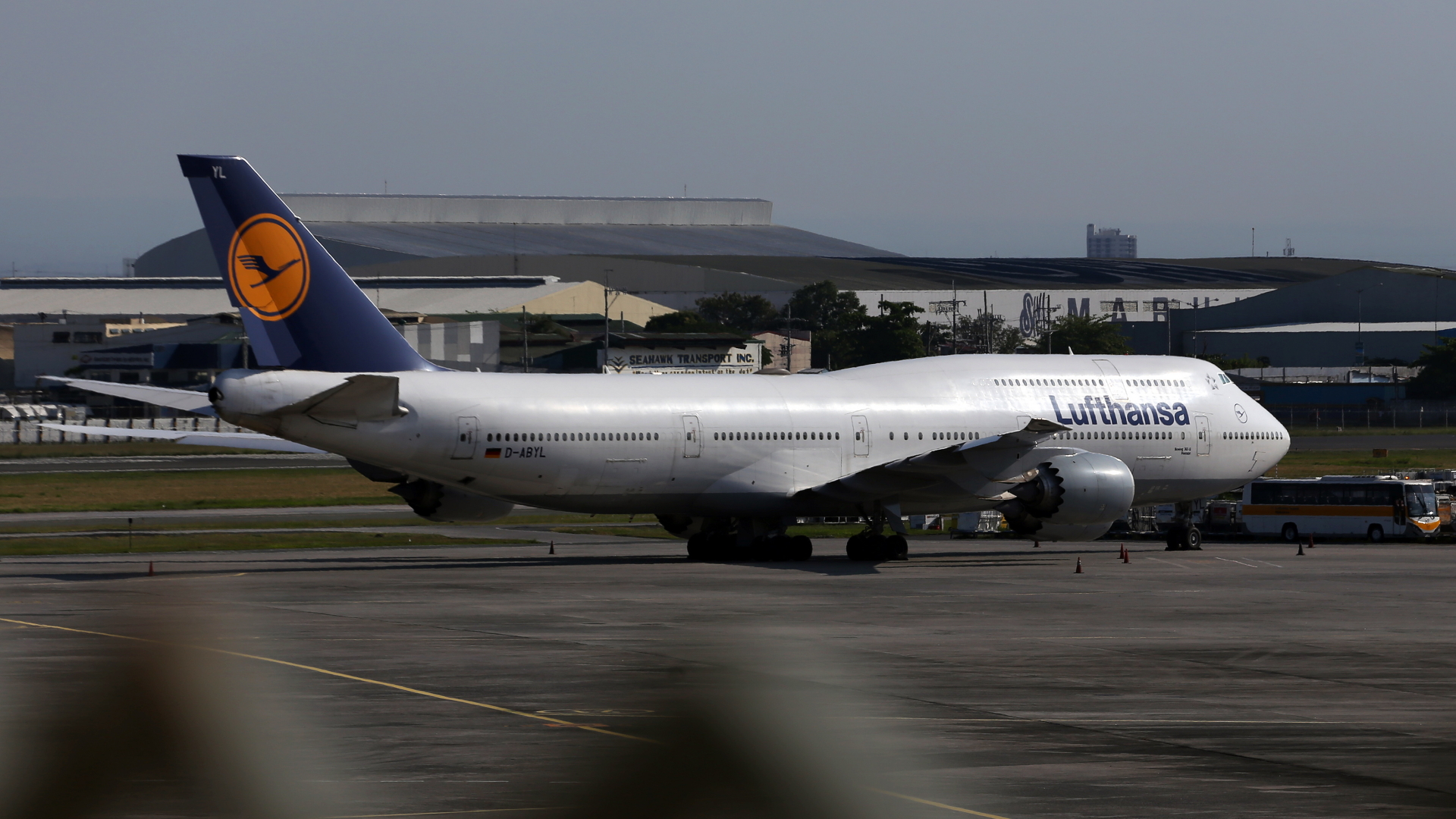 Ein Lufthansa-Jumbo ist in Manila gelandet, um deutsche Touristen zurückzuholen. | dpa
