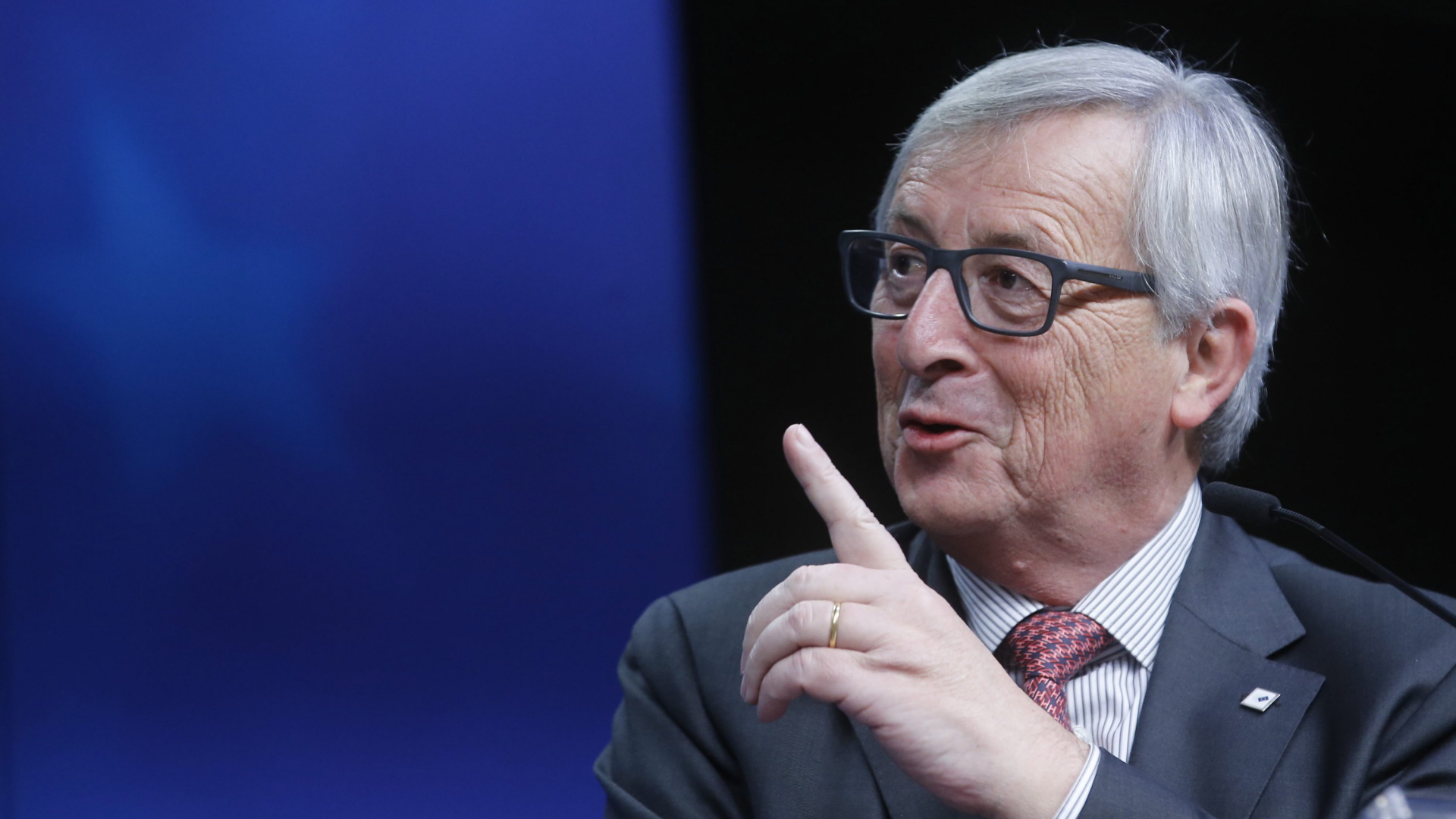 Juncker mit erhobenem Zeigefinger