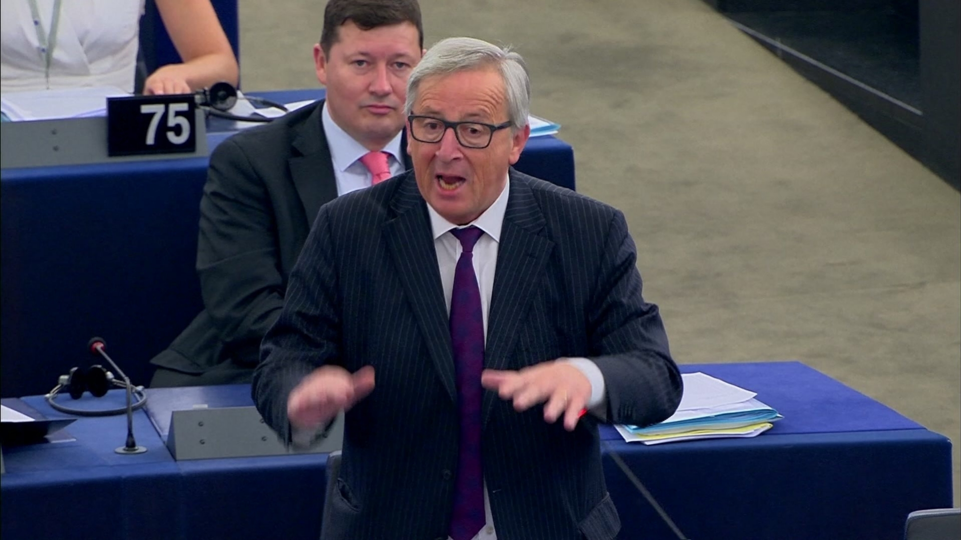 EU-Kommissionspräsident Juncker spricht mit schwungvollen Gesten im EU-Parlament. | AP